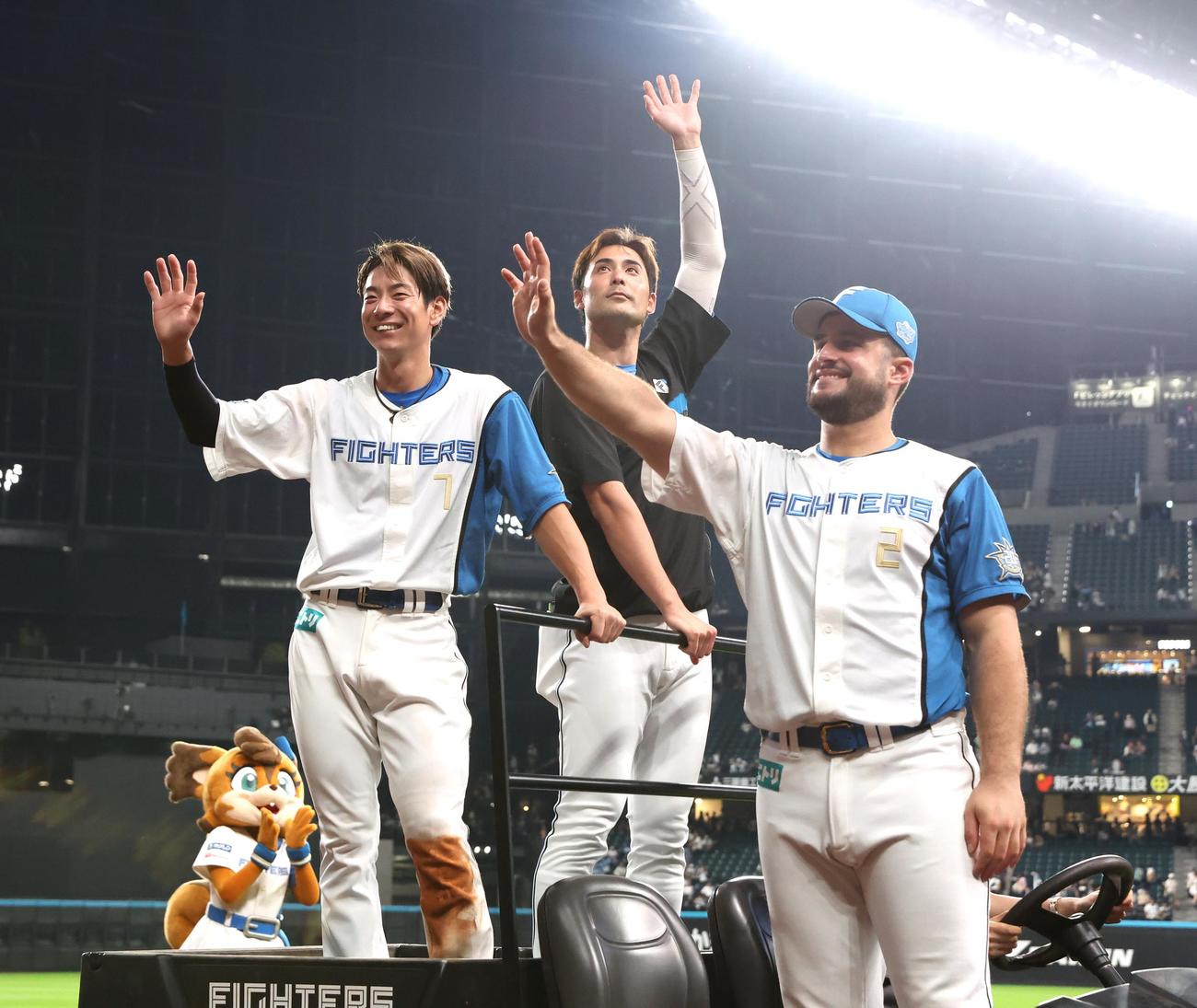 日本ハム対オリックス　試合後、スタンドにあいさつする左から松本剛、上原、マルティネス（撮影・黒川智章）