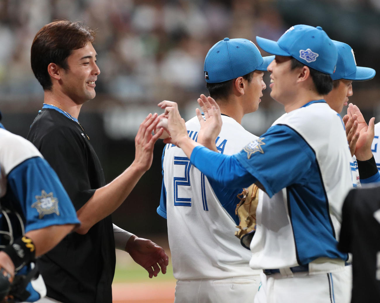 本ハム対オリックス　日本ハム上原（左）は田中正からウイニングボールを笑顔で受け取る（撮影・佐藤翔太）