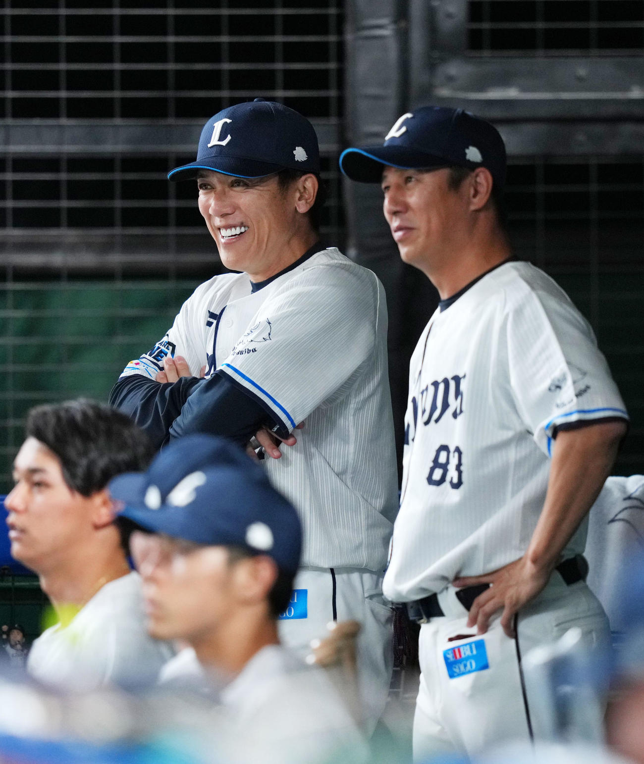 西武対ソフトバンク　ベンチで笑顔を見せる西武松井監督（中央）（撮影・横山健太）