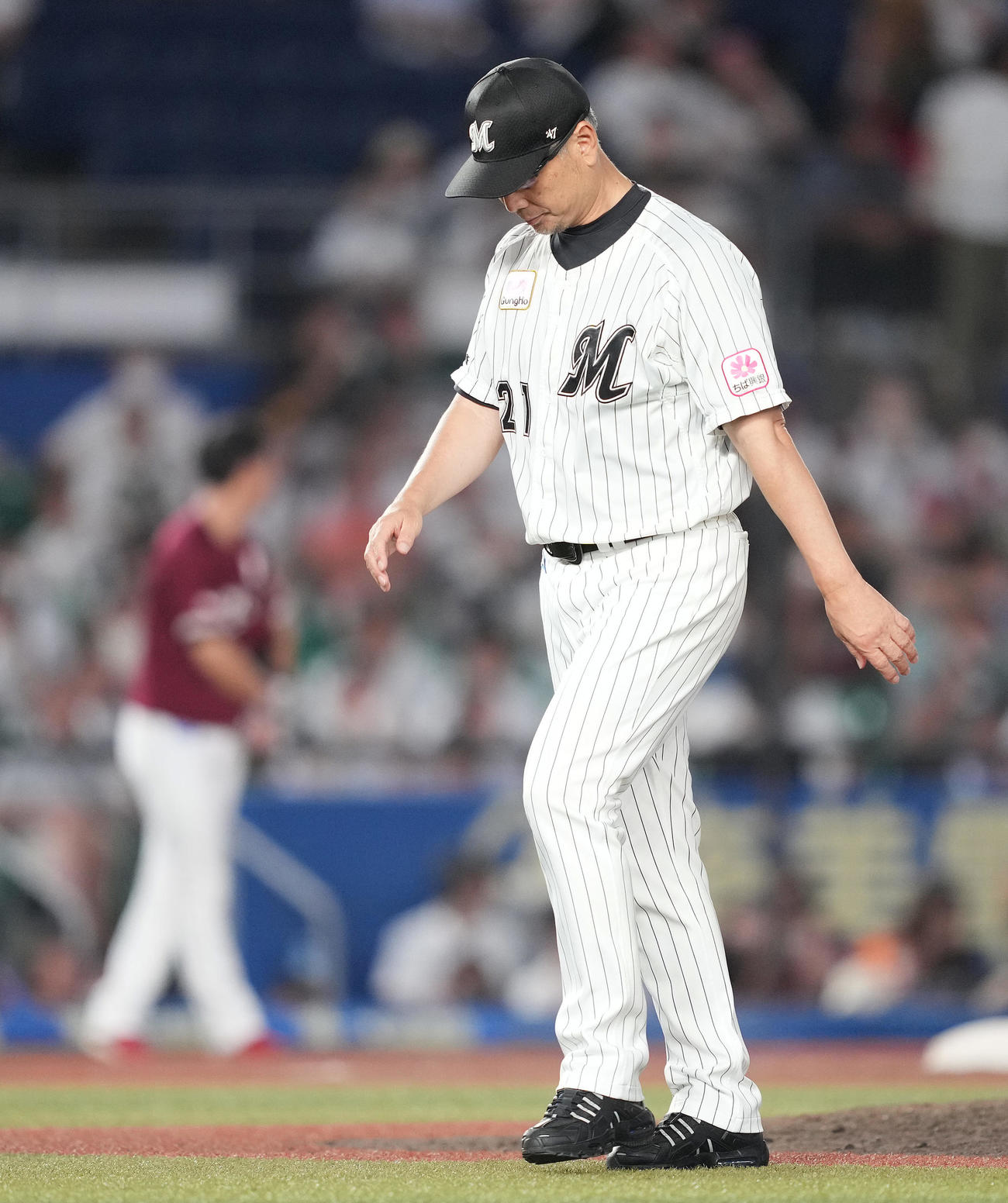 ロッテ対楽天　9回表途中で益田の降板を告げ、マウンドからベンチへ戻るロッテ吉井監督（撮影・鈴木みどり）