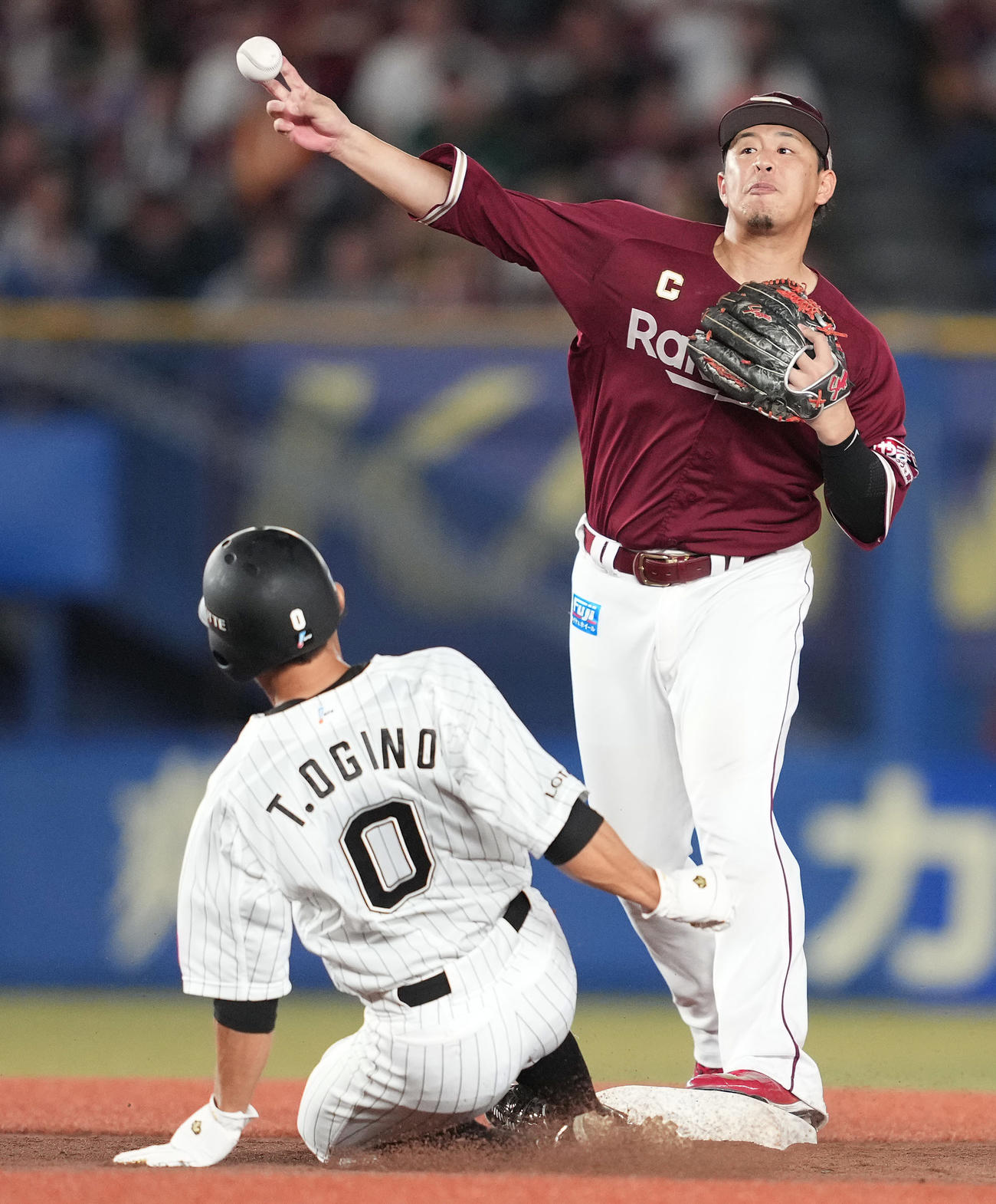 ロッテ対楽天　8回裏ロッテ1死一、二塁、藤岡の二ゴロを捕球した浅村（右）。一塁走者荻野を封殺し、併殺を狙って一塁へ送球（撮影・鈴木みどり）