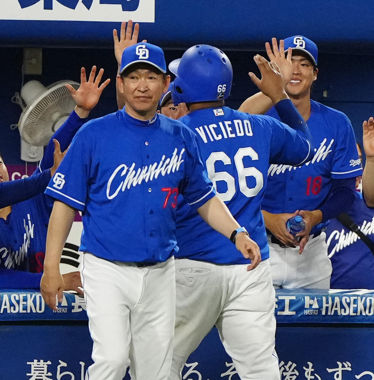 DeNA対中日　11回表終了後、中日ビシエド（中央右）を出迎えた立浪監督（撮影・江口和貴）