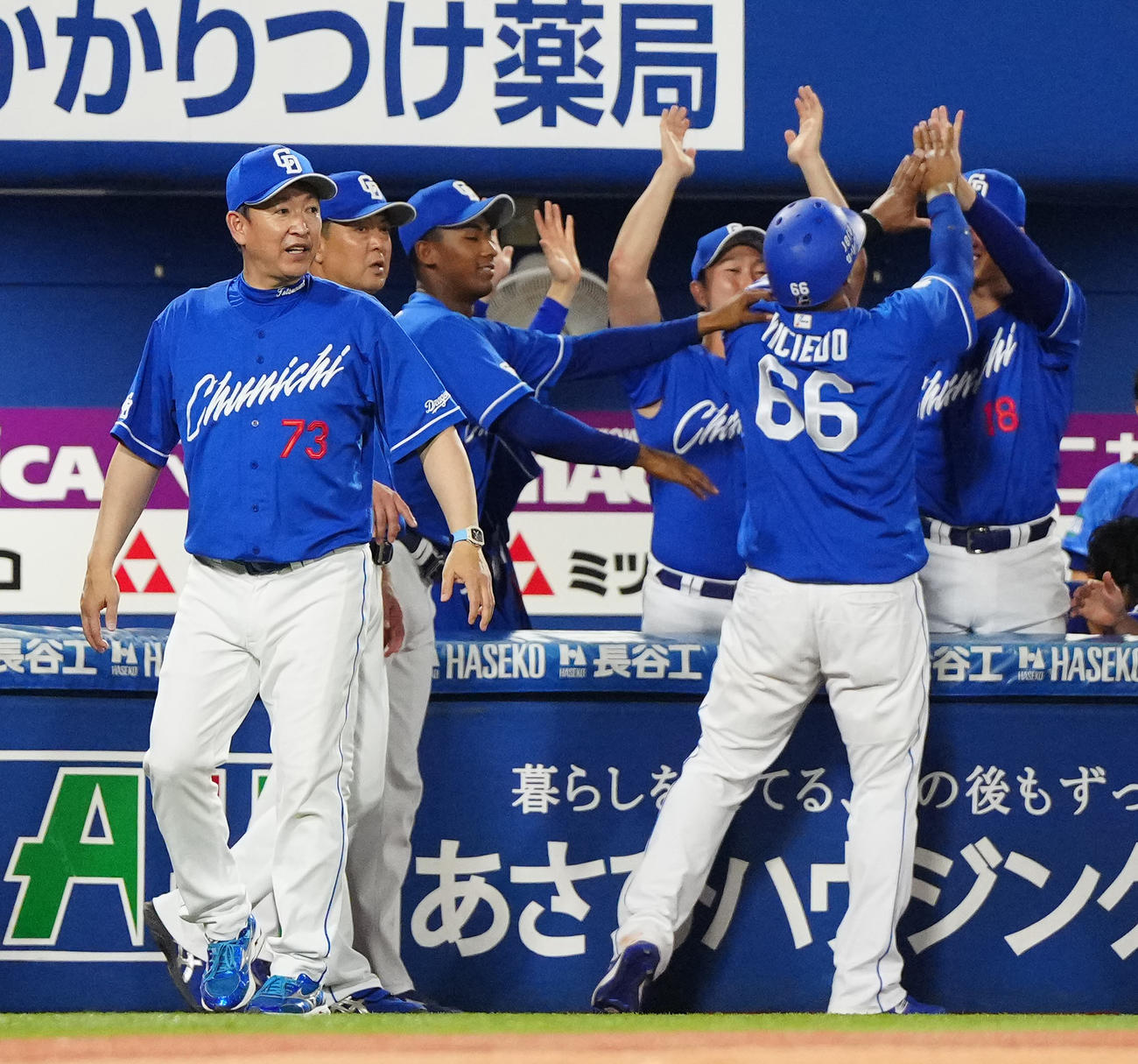 DeNA対中日　11回表終了後、中日ビシエド（右）を出迎えた立浪監督（撮影・江口和貴）