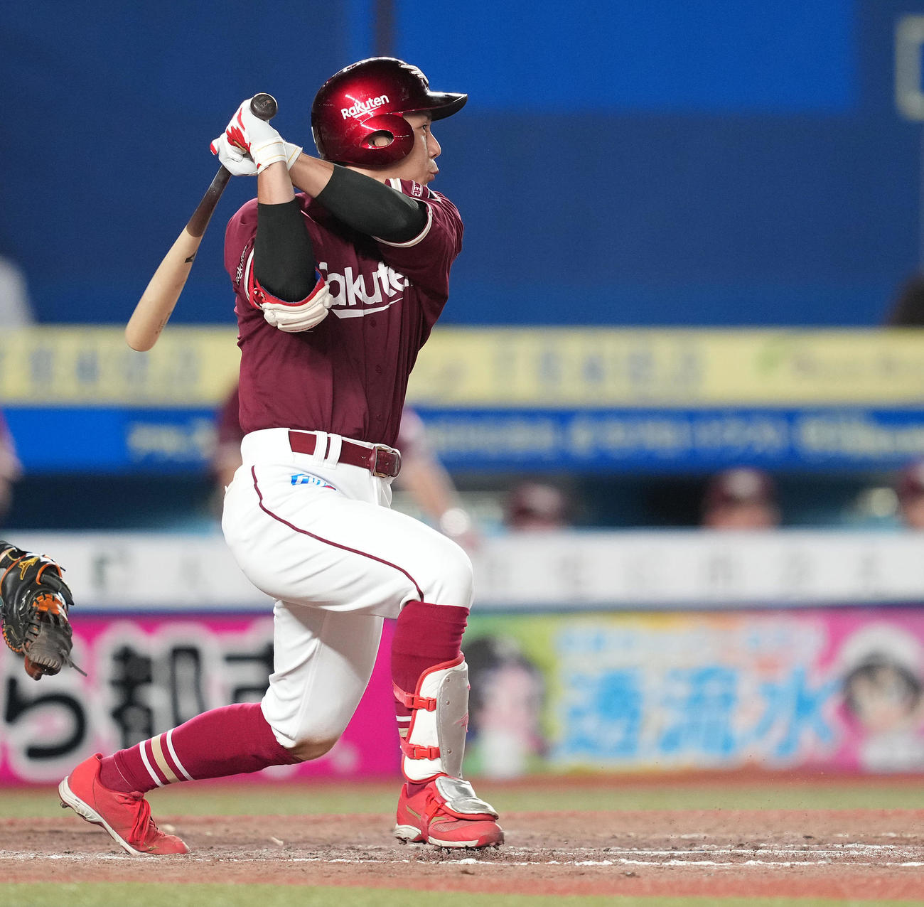 ロッテ対楽天　9回表楽天無死満塁、中堅へ2点適時二塁打を放つ岡島（撮影・鈴木みどり）