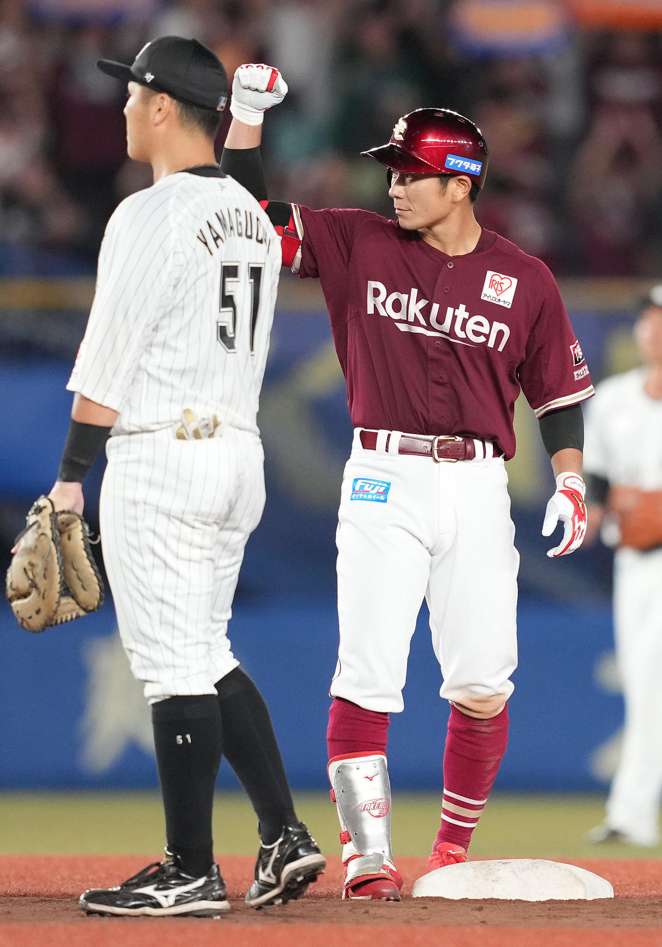 ロッテ対楽天　9回表楽天無死満塁、中2点適時二塁打を放った岡島はベンチに向かってガッツポーズ（撮影・鈴木みどり）