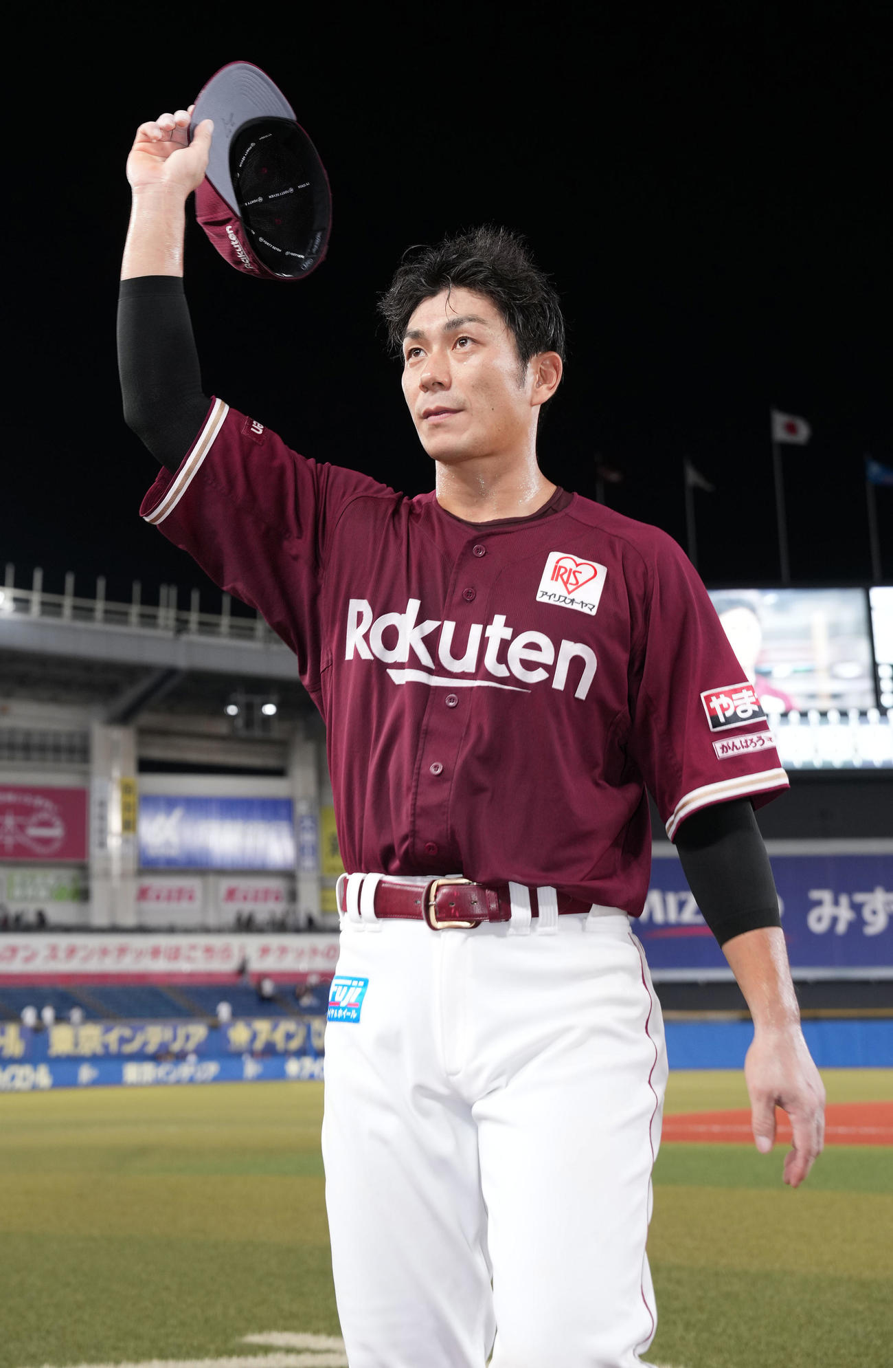 ロッテ対楽天　ヒーローインタビュー後、ファンの声援に応える楽天岡島（撮影・鈴木みどり）