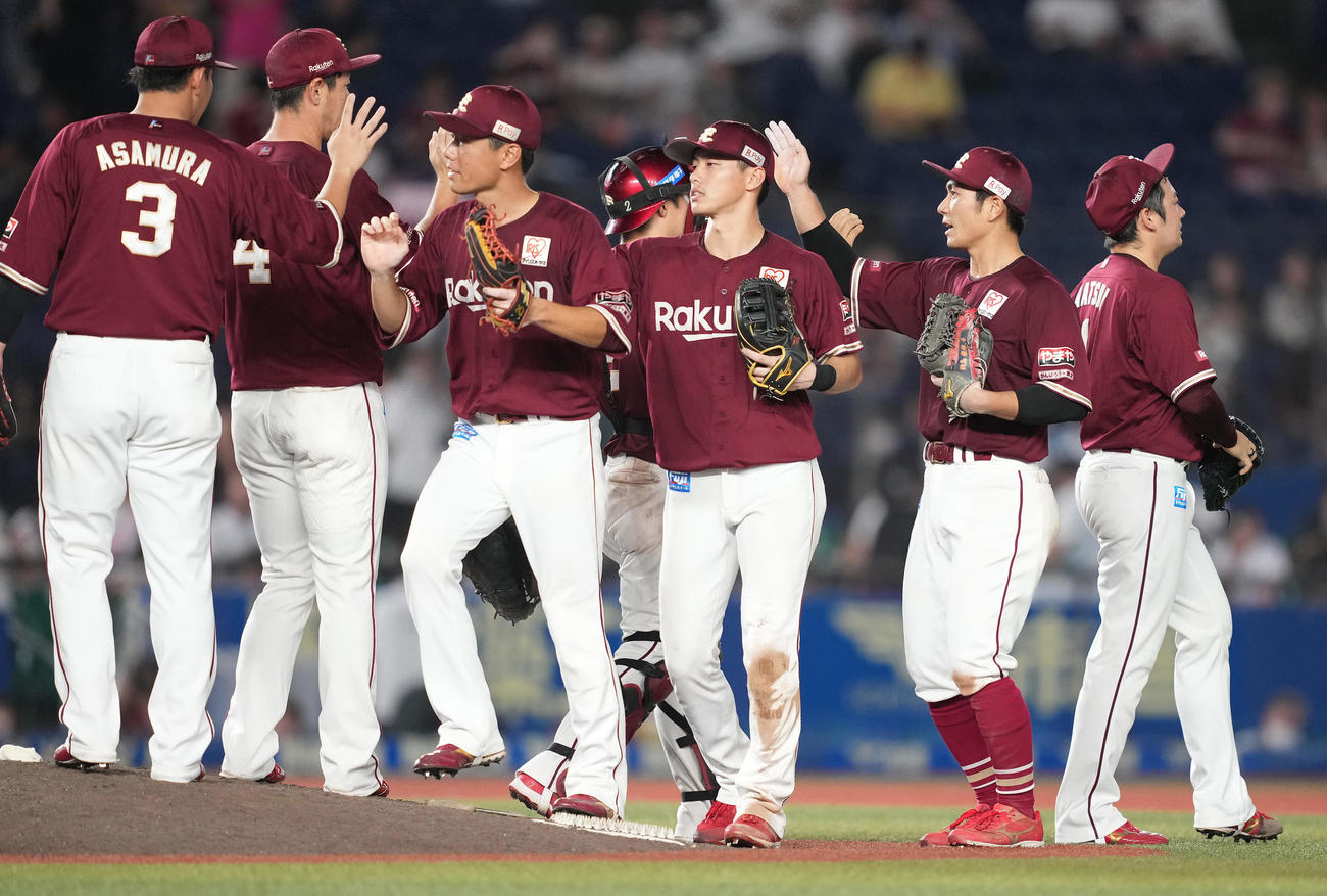 ロッテ対楽天　ロッテに勝利し、タッチを交わす岡島（右から2人目）ら楽天ナイン（撮影・鈴木みどり）