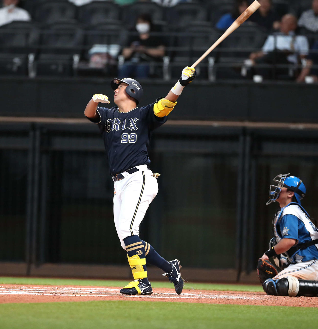 日本ハム対オリックス　7回表オリックス1死、右越え本塁打を放つ杉本（撮影・黒川智章）