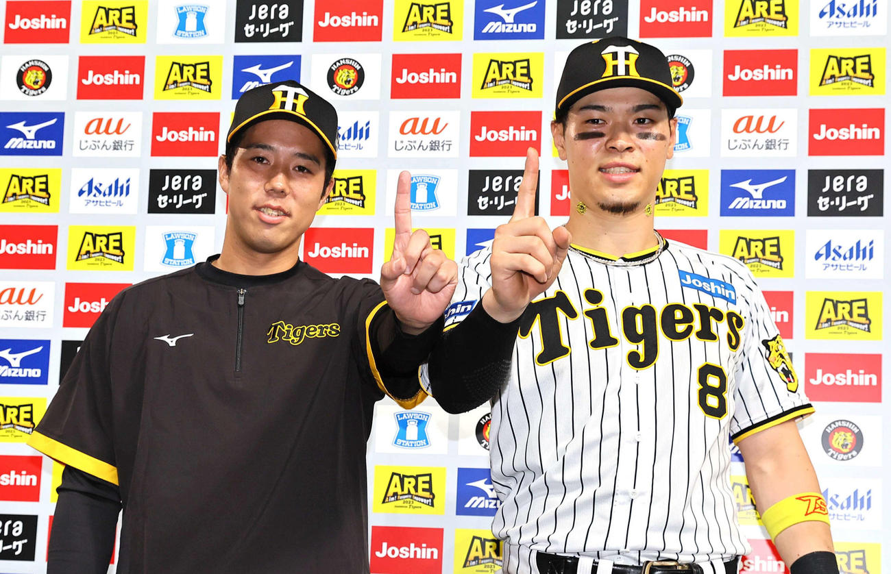 お立ち台でポーズを決める青柳（左）と佐藤輝（撮影・上田博志）