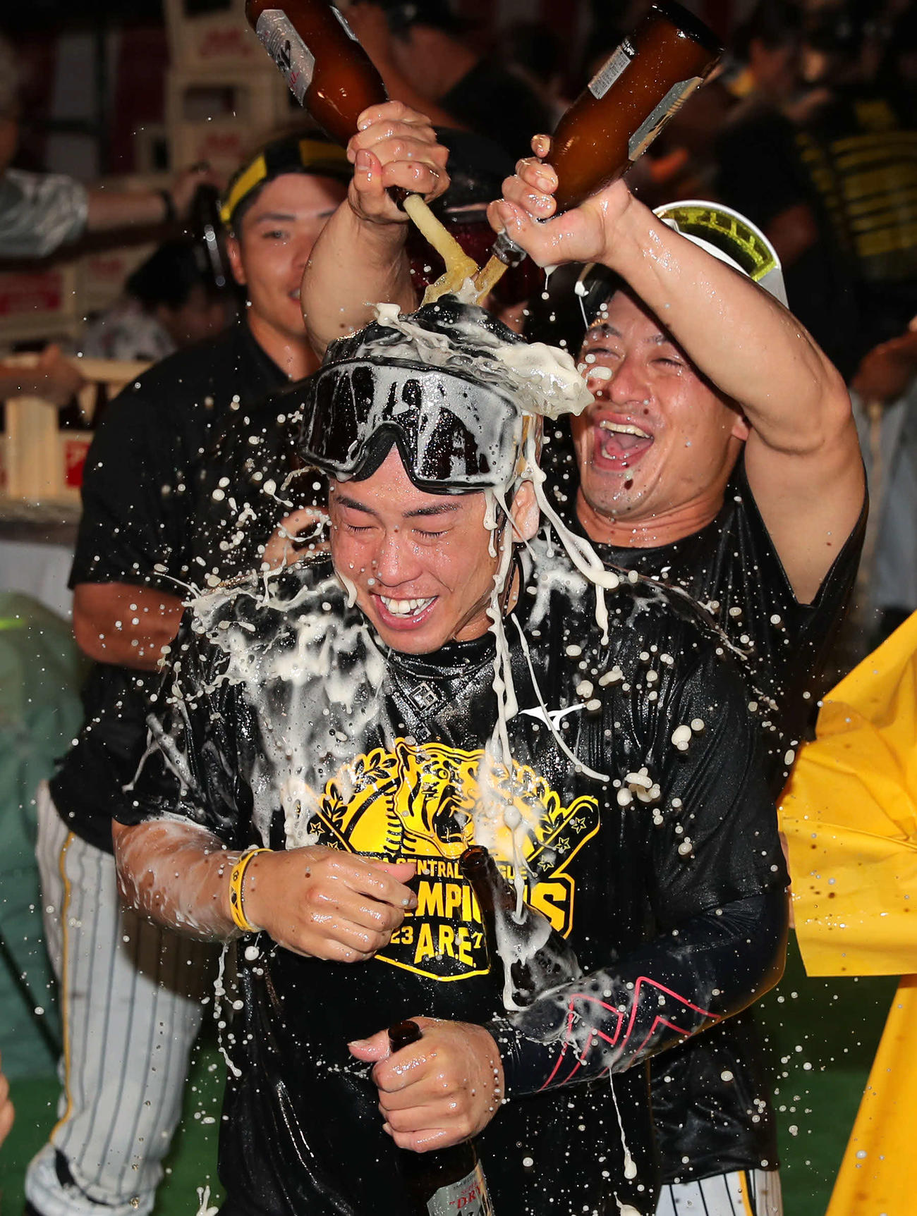 坂本（後方）にビールをかけられる梅野（撮影・前田充）