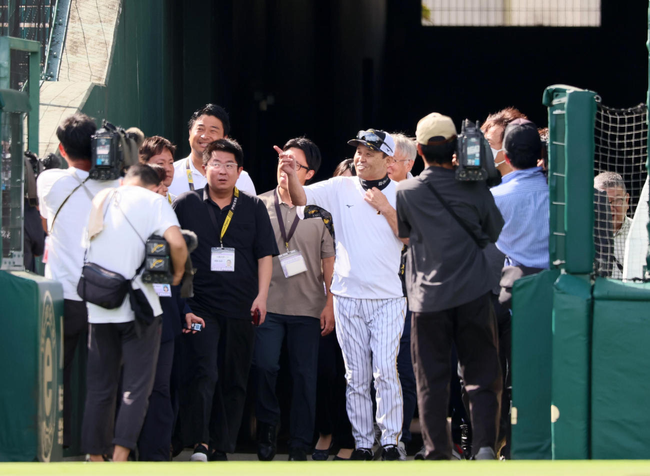 阪神対巨人　午後2時半すぎ、グラウンドに入る岡田監督（撮影・加藤哉）