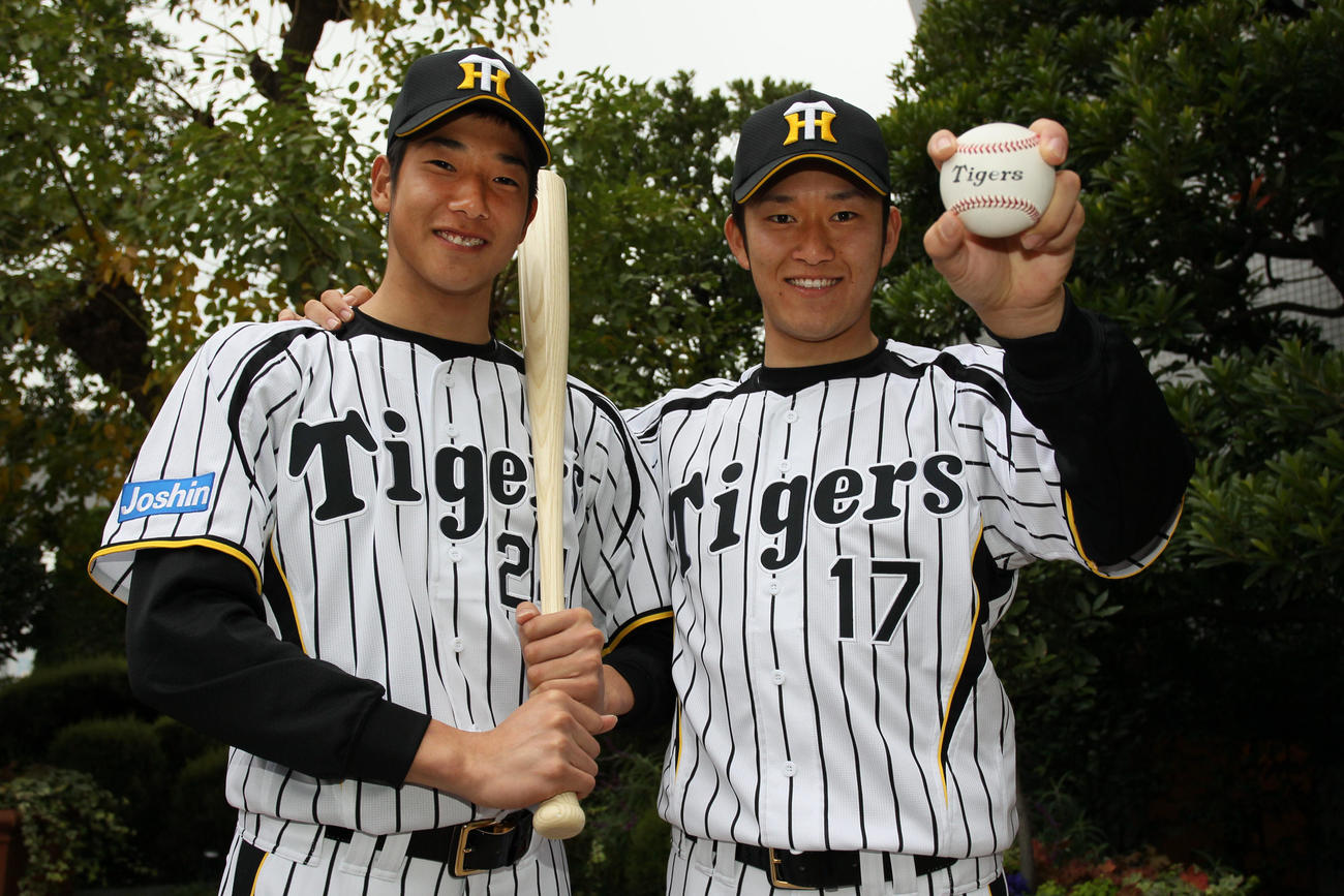 同期入団で活躍を誓う岩貞祐太と横田慎太郎さん（2013年12月9日撮影）