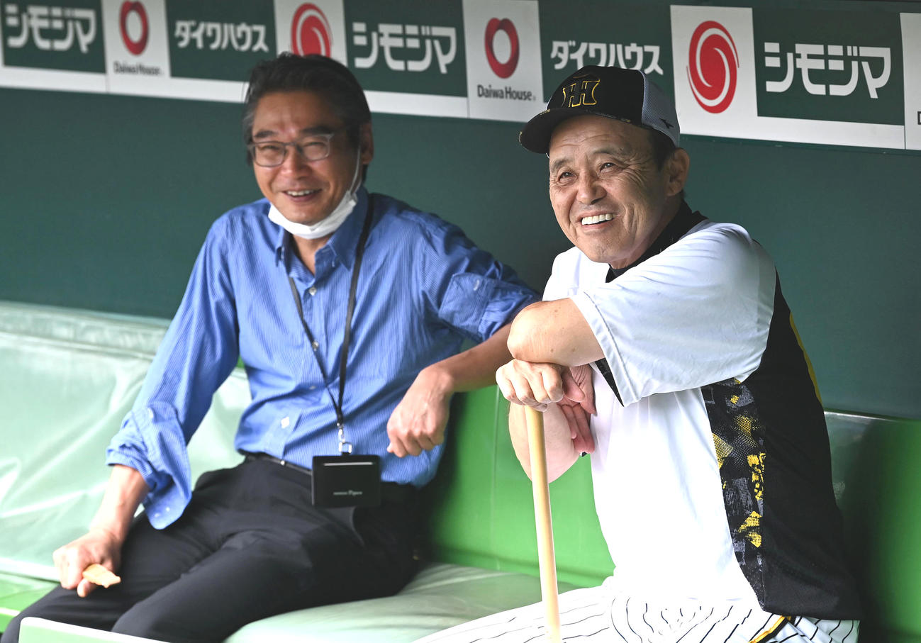 笑顔で話す阪神岡田監督（右）と嶌村球団本部長（2023年8月撮影）