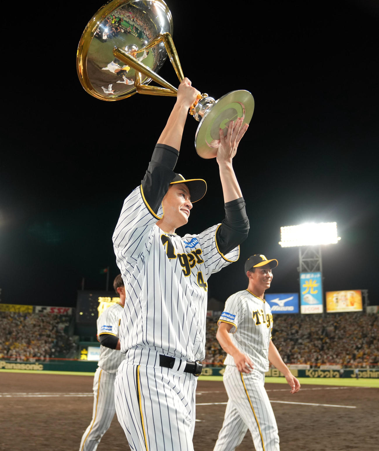 阪神対巨人　リーグ優勝を決め、優勝杯を掲げる大竹（撮影・狩俣裕三）