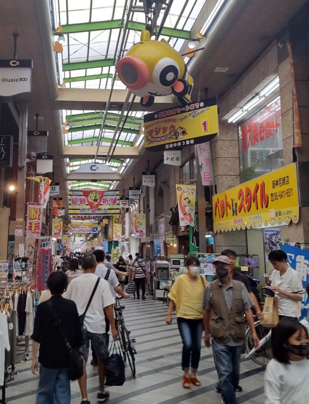 マジック1のボードが掲げられる甲子園球場の近くの尼崎中央商店街（撮影・狩俣裕三）