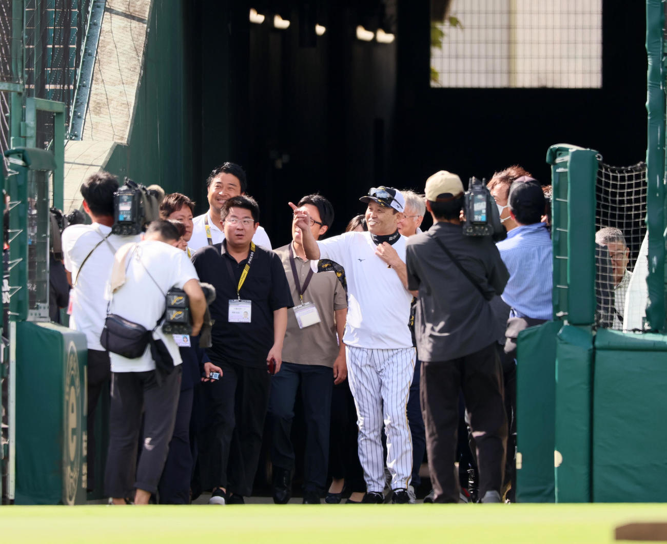 阪神対巨人　午後2時半すぎ、グラウンドに入る岡田監督（撮影・加藤哉）