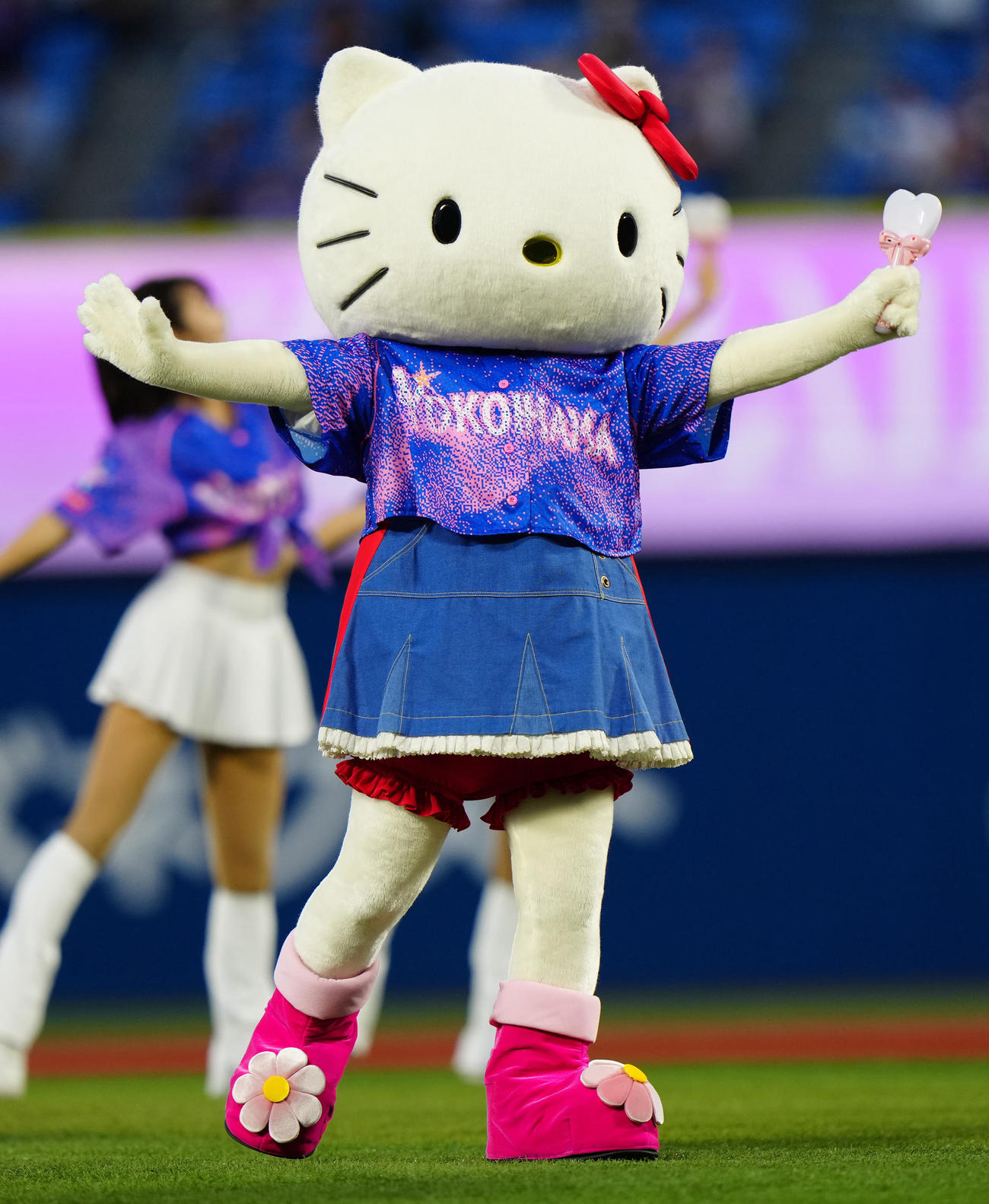 DeNA対中日　試合前のイベントに登場するハローキティ（撮影・江口和貴）