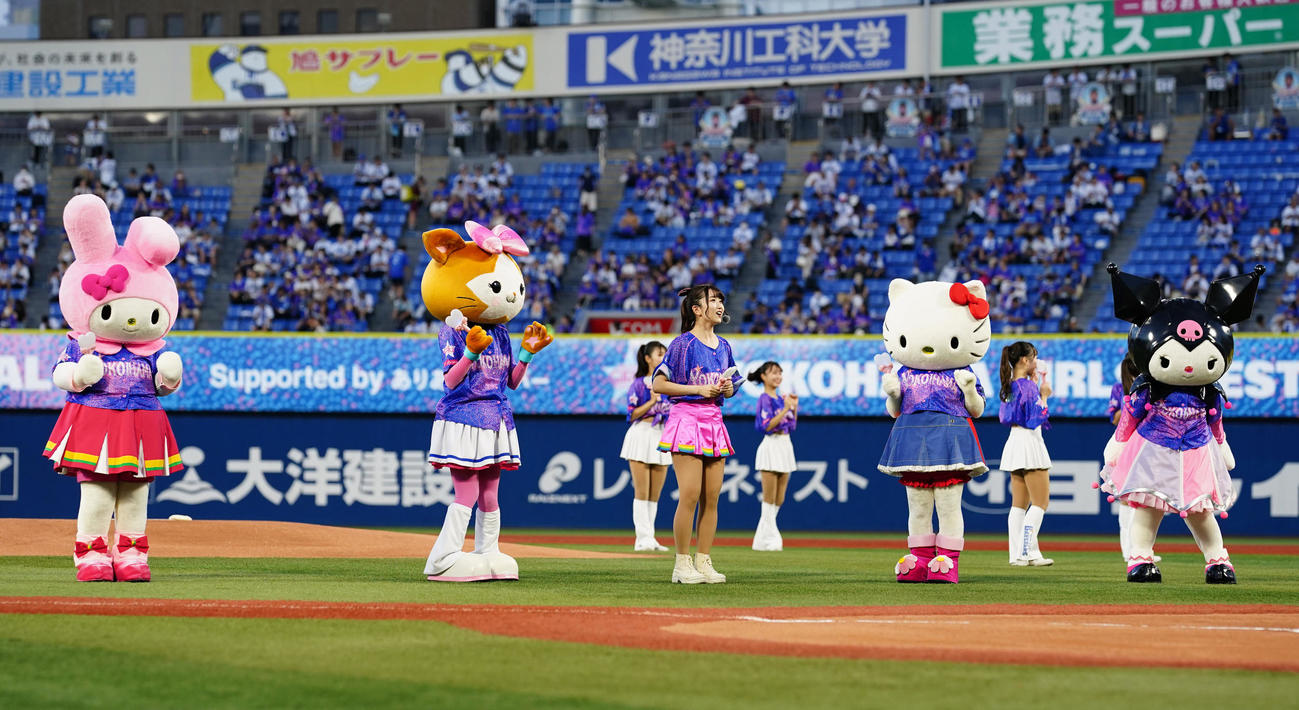 DeNA対中日　試合前のイベントに登場するハローキティ（左から4番目）ら（撮影・江口和貴）