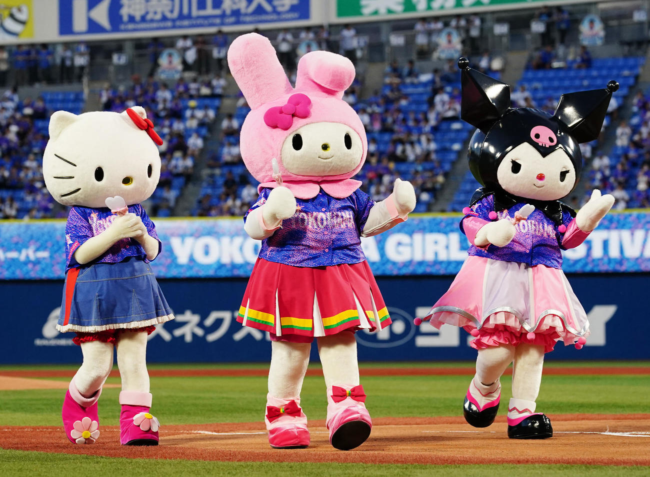 DeNA対中日　試合前のイベントに登場する、左からハローキティ、マイメロディ、クロミ（撮影・江口和貴）