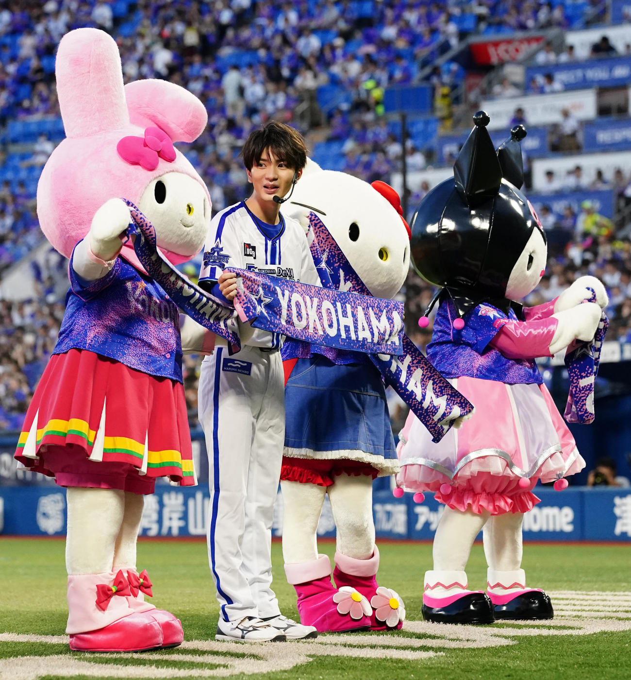 DeNA対中日　試合前のセレモニアルピッチに臨み、写真に納まるHiHi Jetsの高橋優斗（中央左）（撮影・江口和貴）