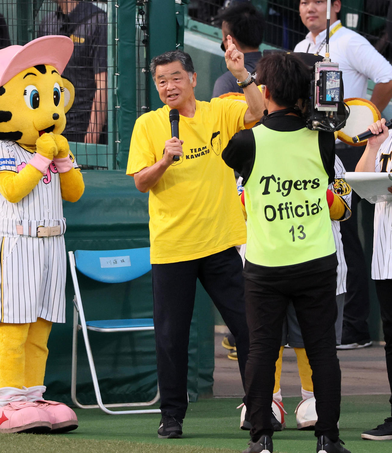 阪神対巨人　試合前、ファンへ向けてにひと言話す川藤OB会長（撮影・加藤哉）