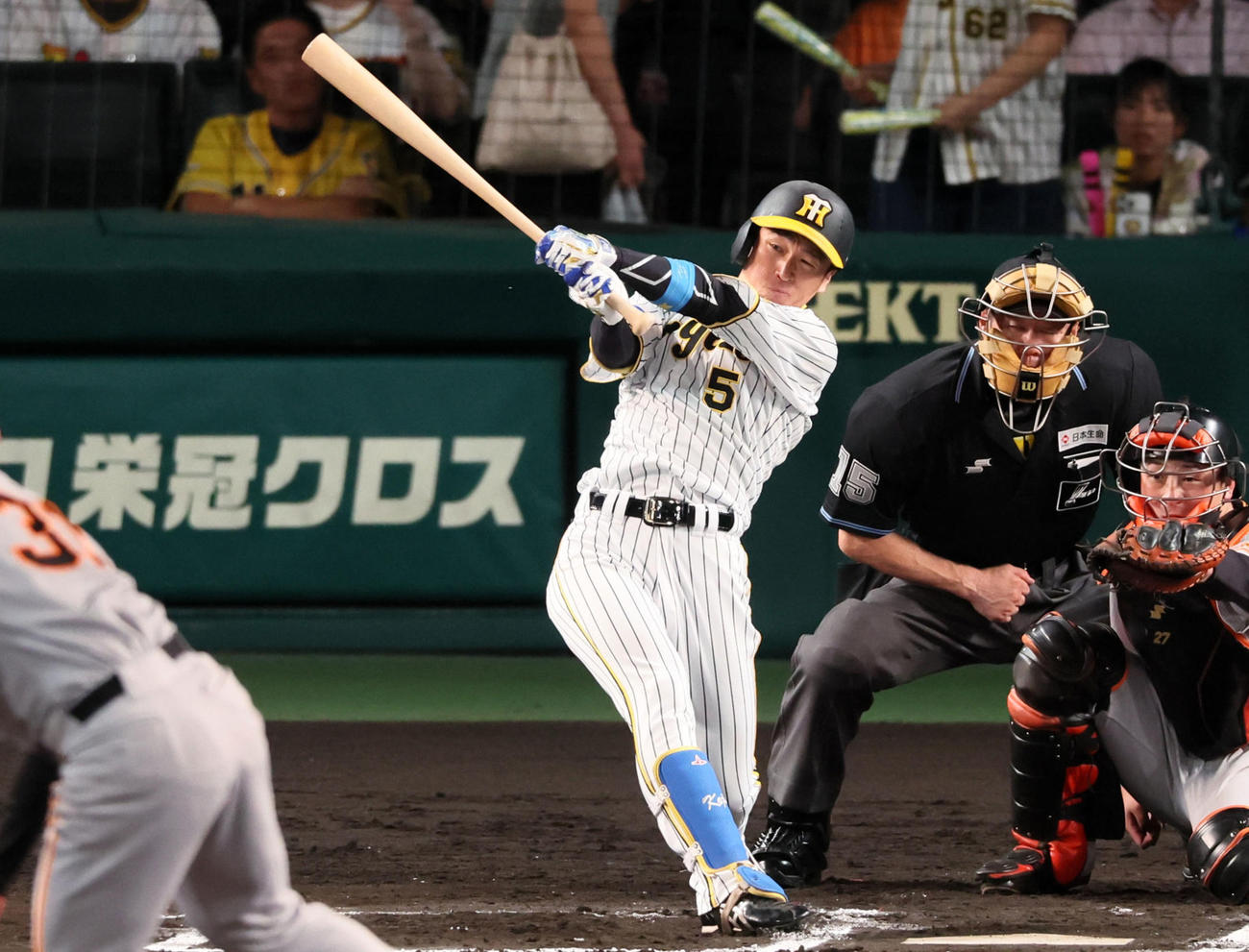 阪神対巨人　6回裏阪神無死。近本は右前打を放つ（撮影・加藤哉）