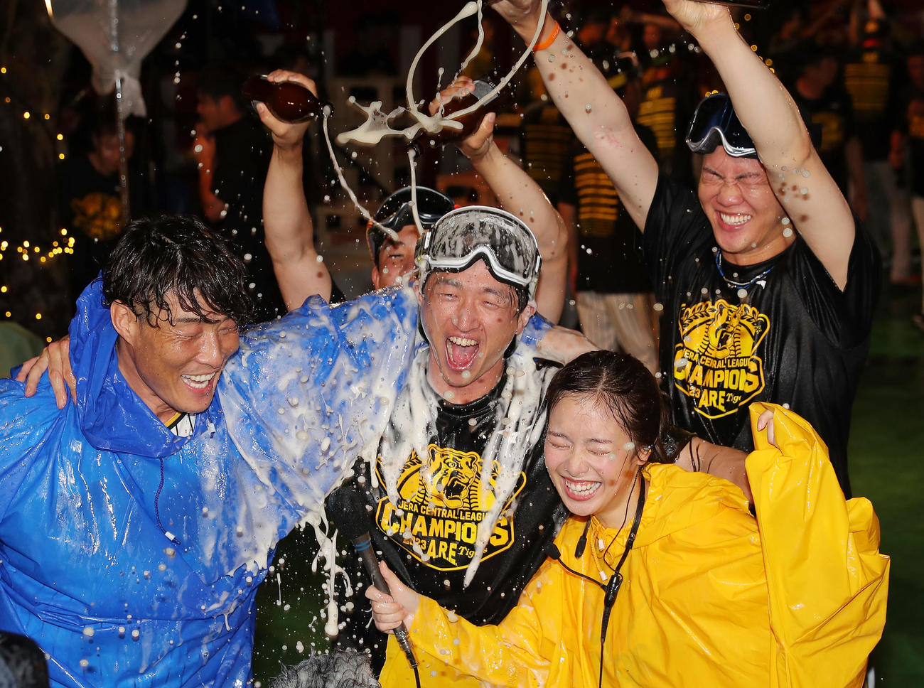 祝勝会でビールを掛けられる阪神近本（中央）（撮影・前田充）