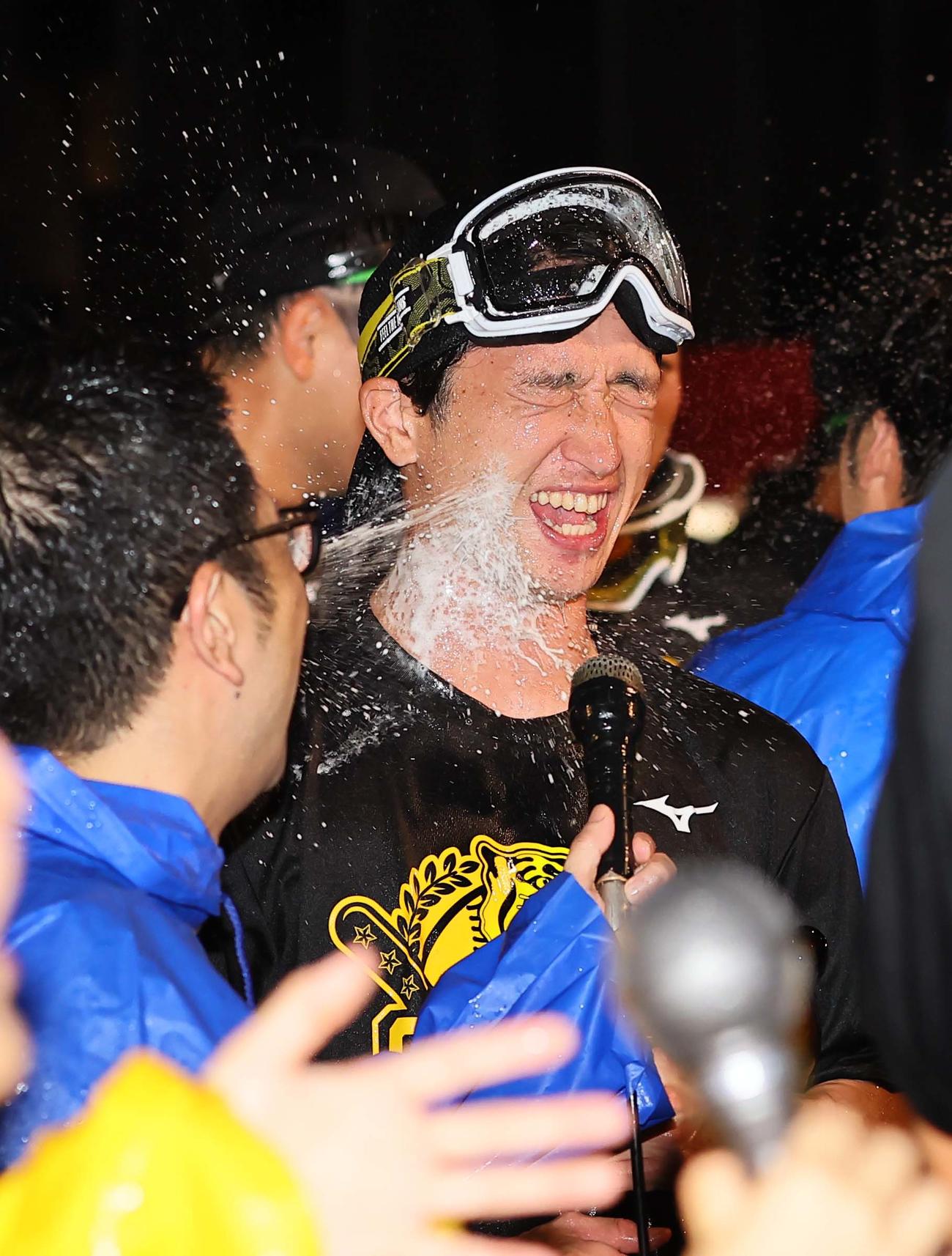 祝勝会でビールを浴びる近本（撮影・上田博志）