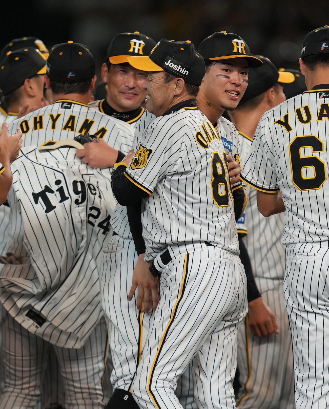 阪神対巨人　リーグ優勝を決め、抱き合い喜ぶ佐藤輝（右）と岡田監督（撮影・狩俣裕三）