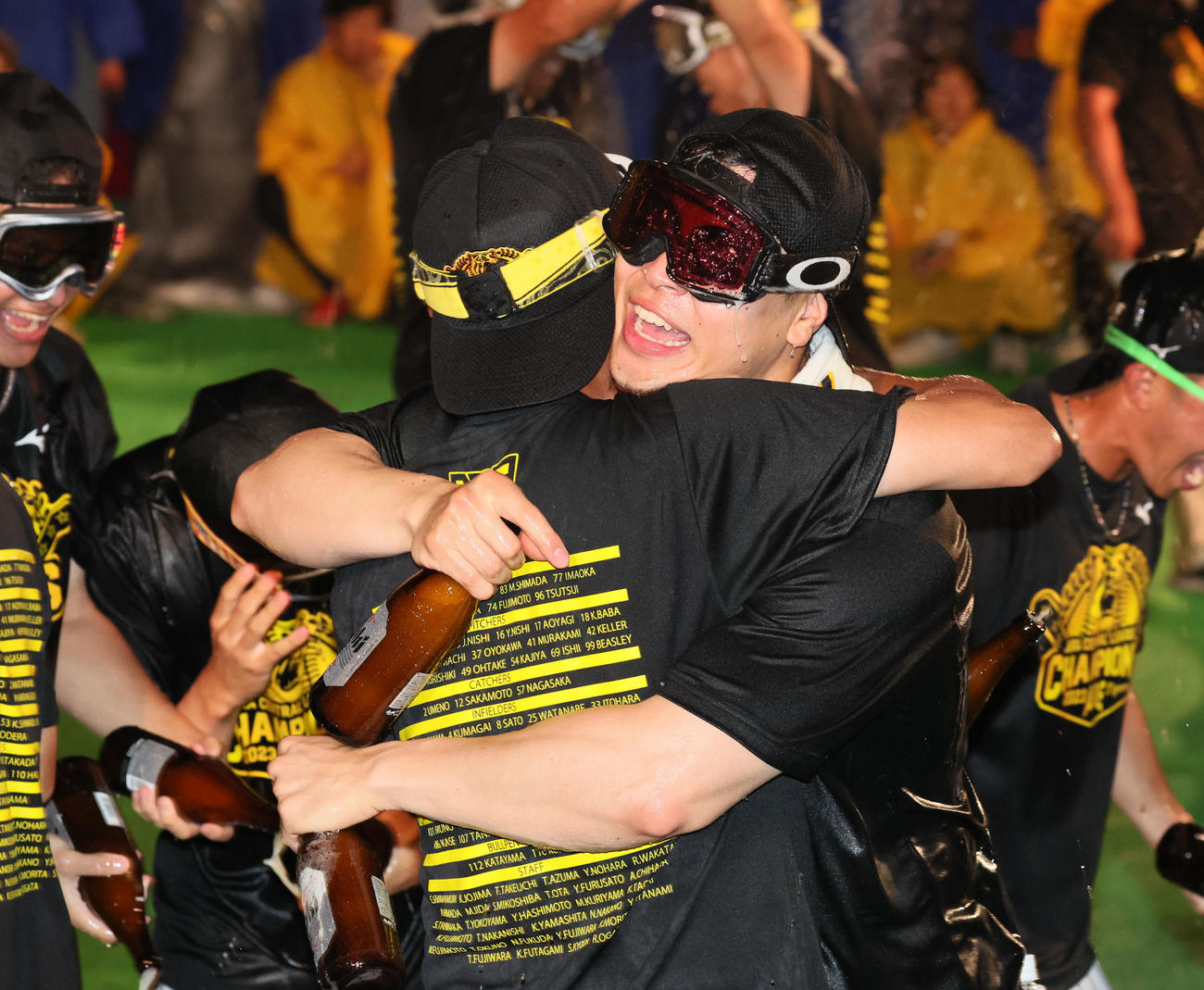 優勝を決め祝勝会でナインとビールを掛け合う佐藤輝（撮影・加藤哉）