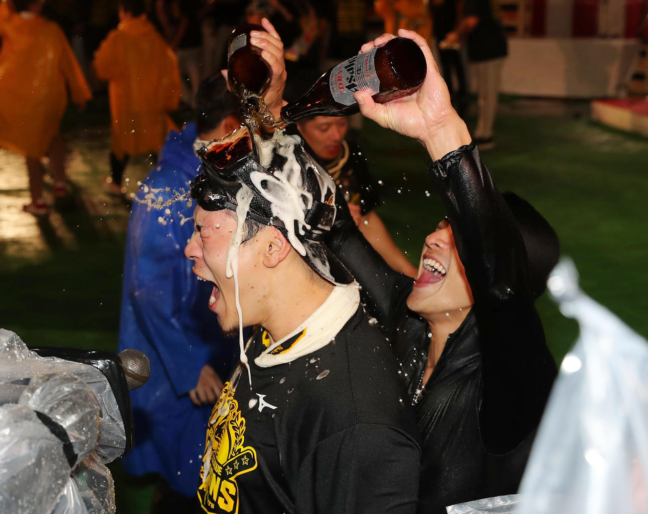 祝勝会でビールを掛けられる阪神佐藤輝（撮影・前田充）