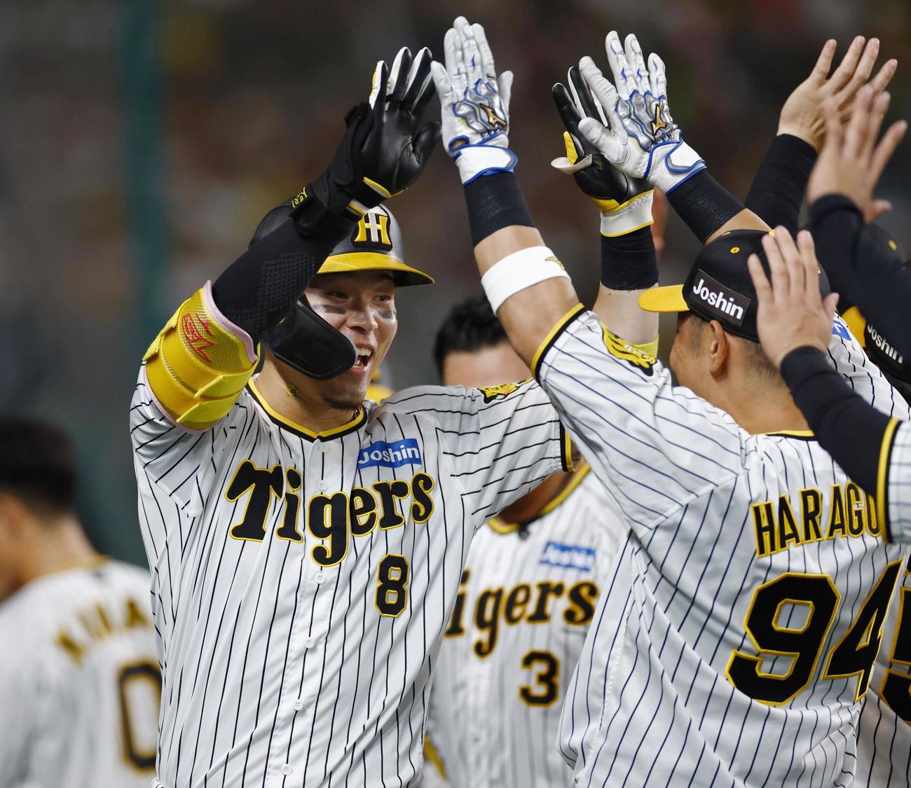 6回、2ランを放ち、ベンチ前で迎えられる阪神・佐藤輝（共同）