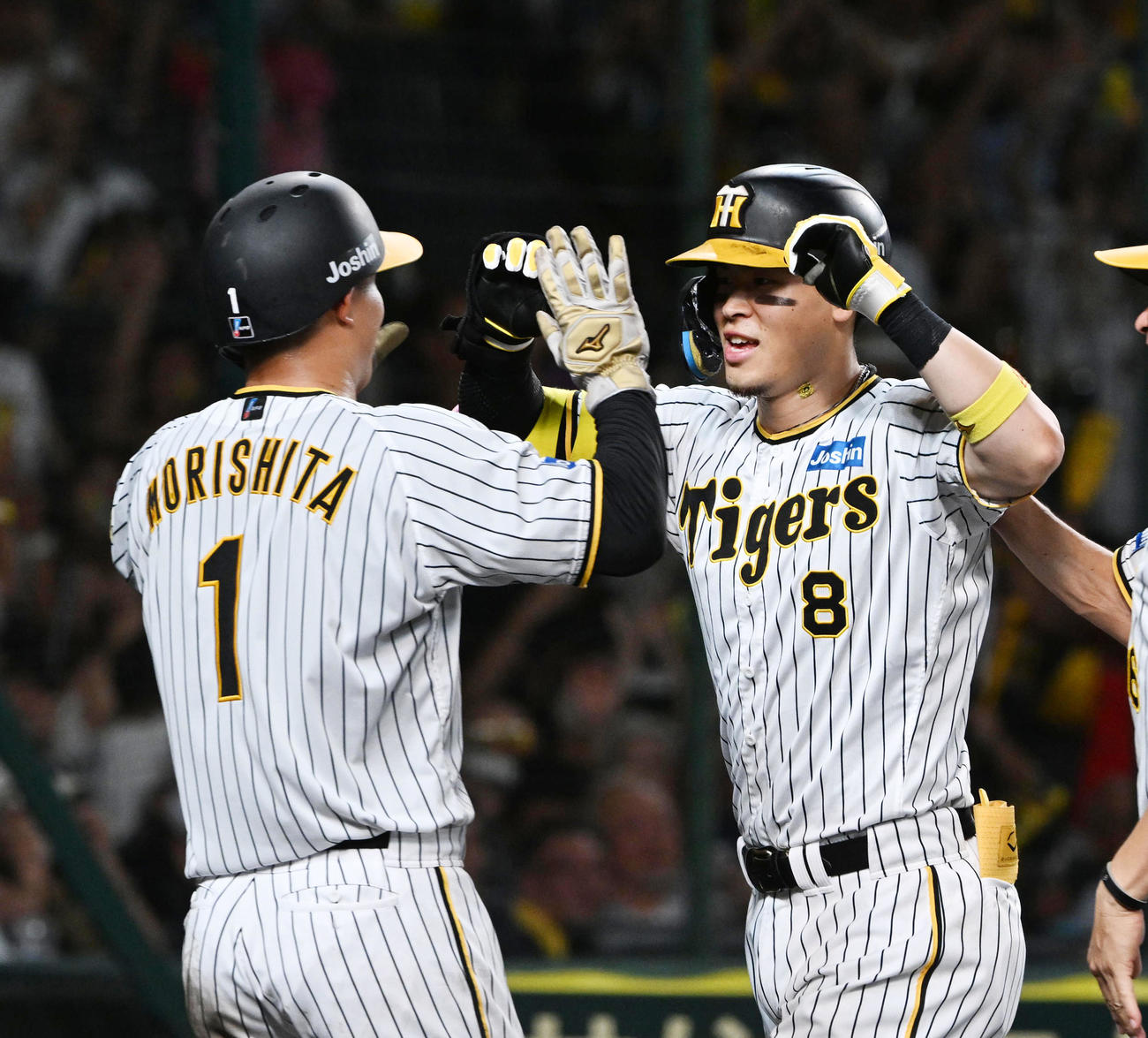 阪神対巨人　6回裏阪神2死一塁、佐藤輝（右）はバックスクリーンに2点本塁打を放ち森下とタッチ（撮影・前岡正明）