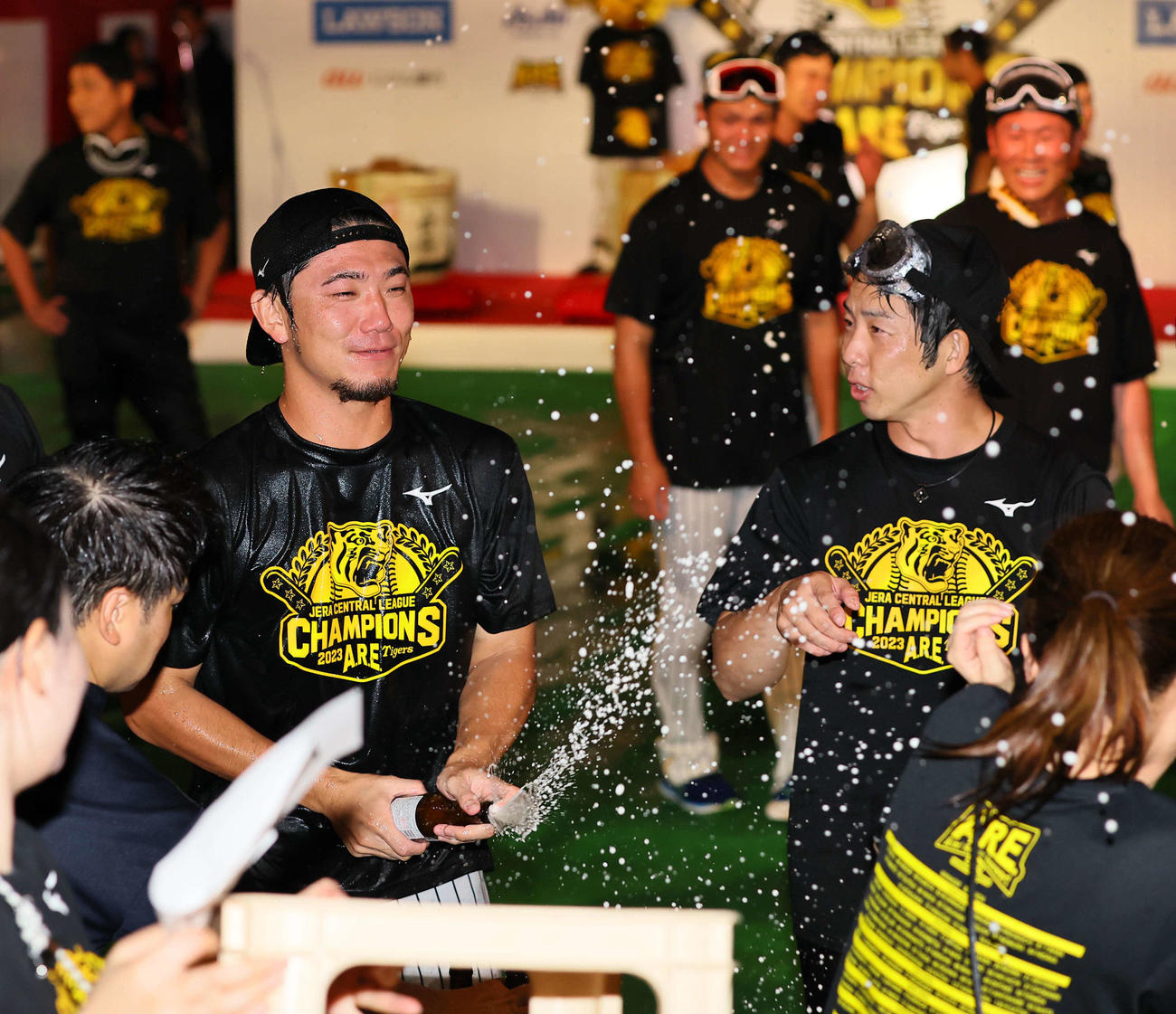 祝勝会でビールをかける伊藤将（撮影・上田博志）