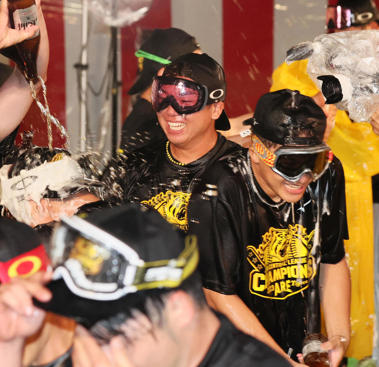 優勝を決め祝勝会ビール掛けの発生を行う村上（撮影・加藤哉）