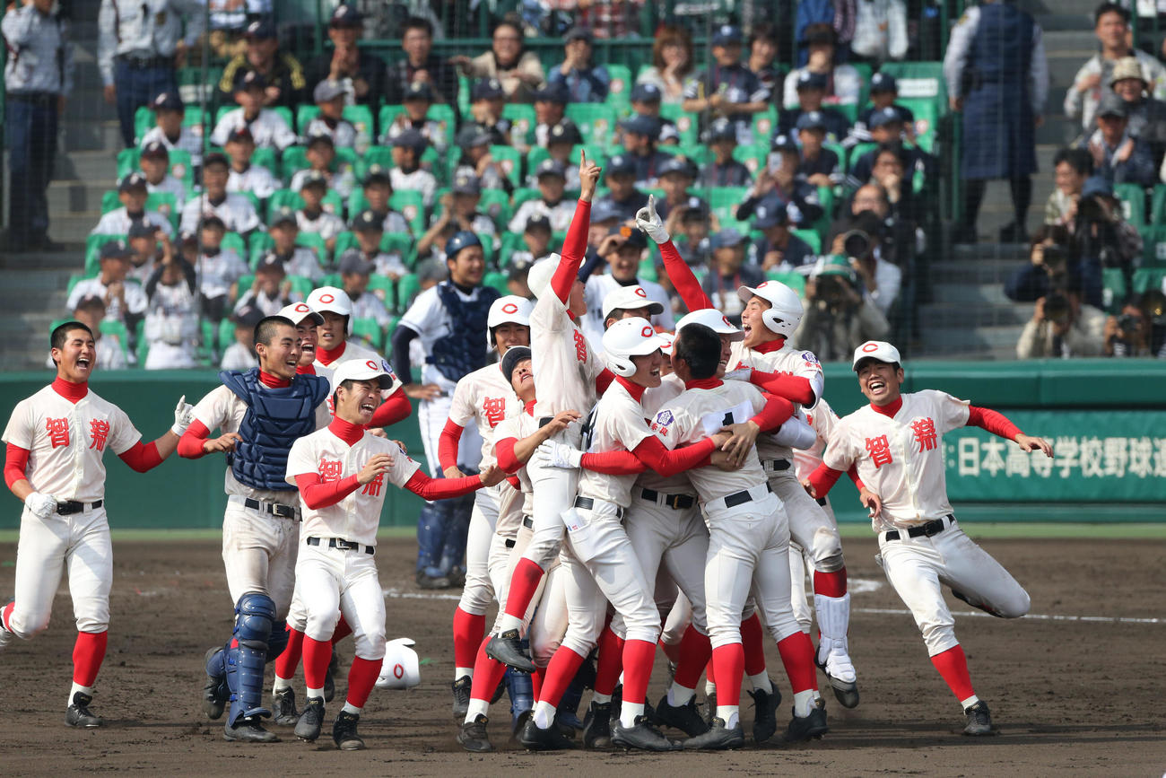 16年3月、村上頌樹のサヨナラ打でセンバツ優勝を飾り歓喜の智弁学園ナイン