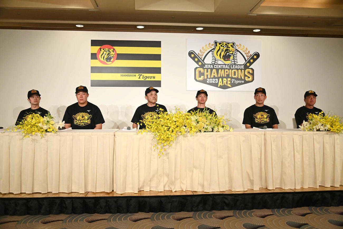 優勝を決め共同記者会見をする（左から）中野、大山、岡田監督、近本、岩崎、村上（撮影・石井愛子）