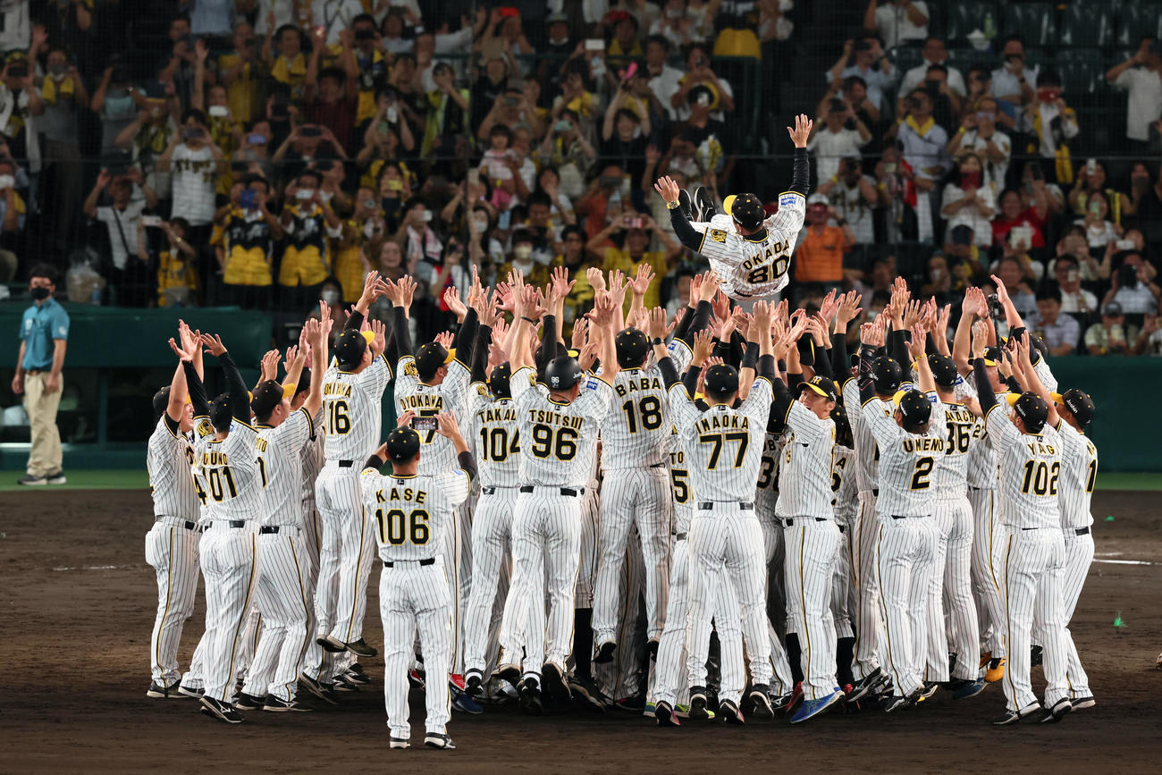 阪神対巨人　リーグ優勝を決めナインから胴上げされる岡田監督（撮影・加藤哉）