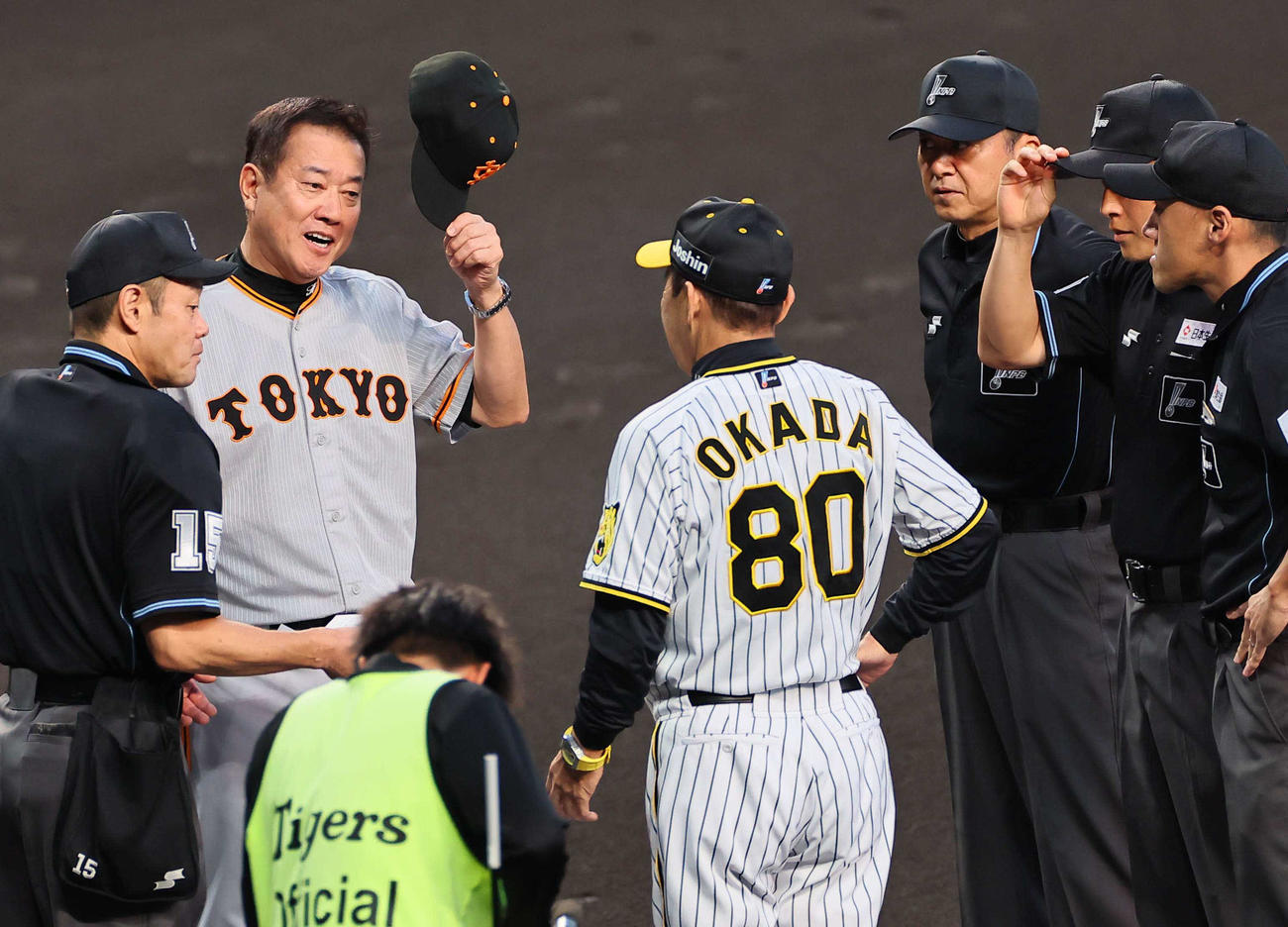 阪神対巨人　原監督（左から2人目）は岡田監督とメンバー交換をする（撮影・上田博志）