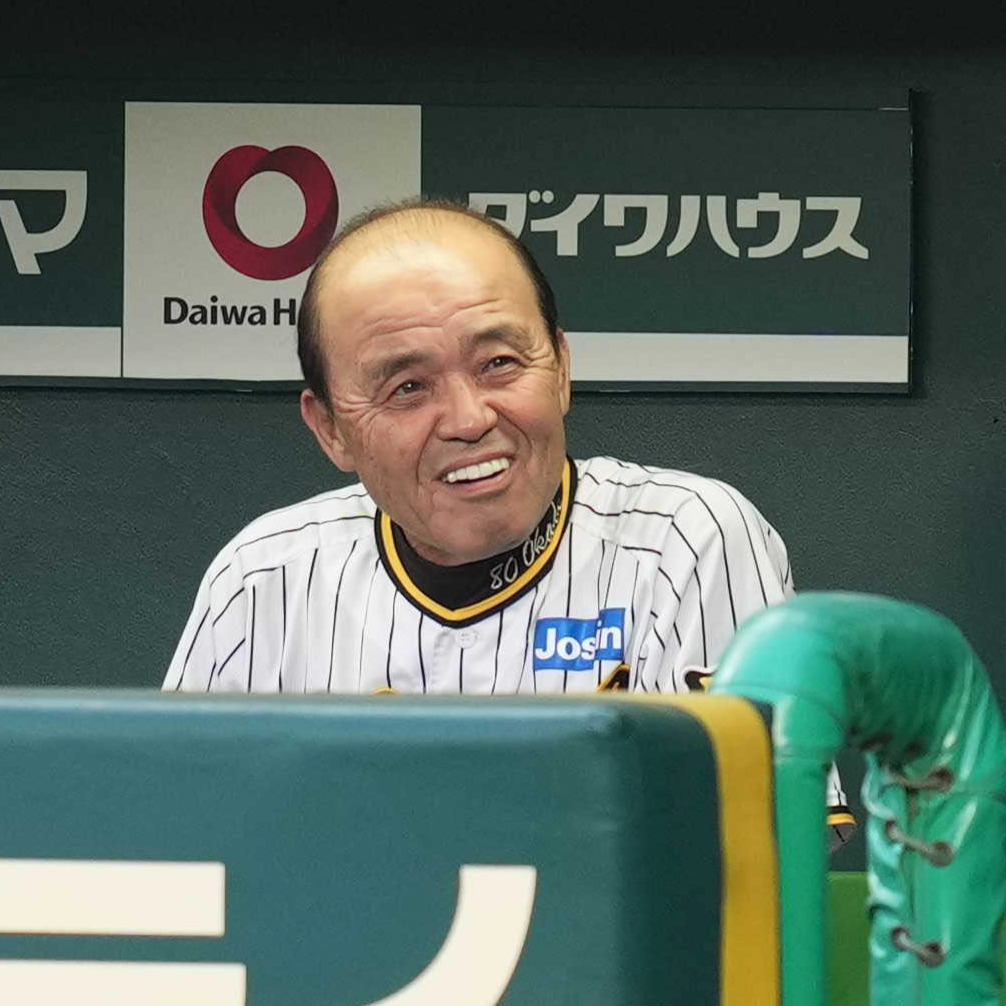 阪神対巨人　試合前、笑顔を見せる岡田監督（撮影・狩俣裕三）