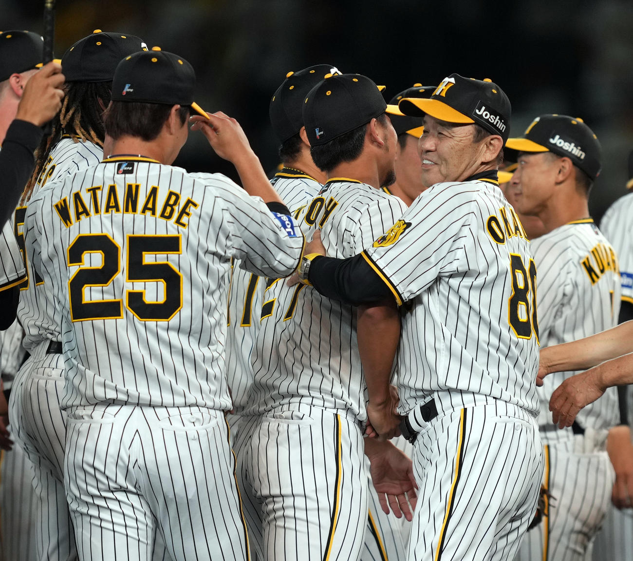 阪神対巨人　リーグ優勝を決め、伊藤将を抱き締め、笑顔を見せる岡田監督（右）。左は渡辺諒（撮影・狩俣裕三）
