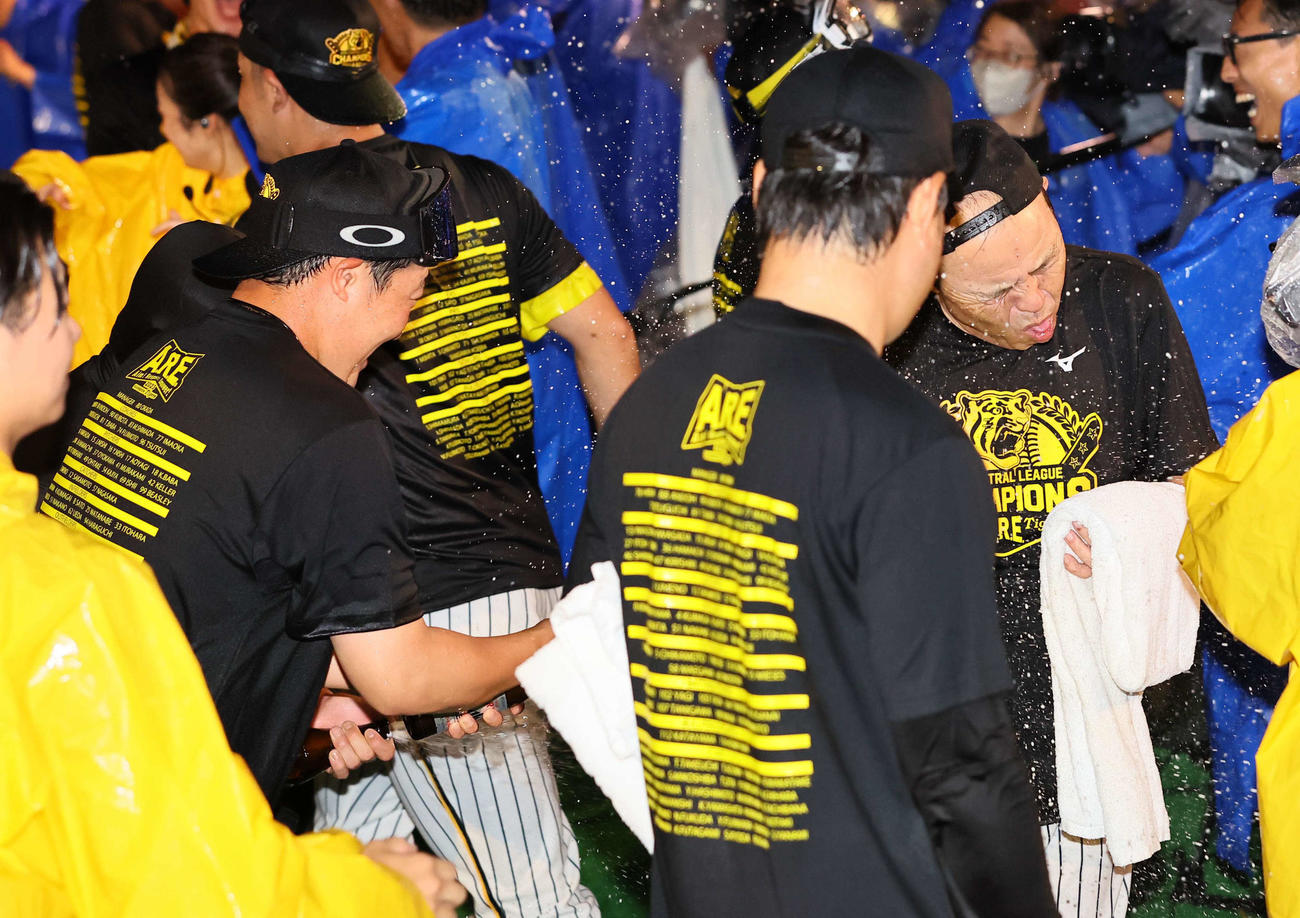 岡田監督（右）にビールを浴びせる大山（撮影・上田博志）