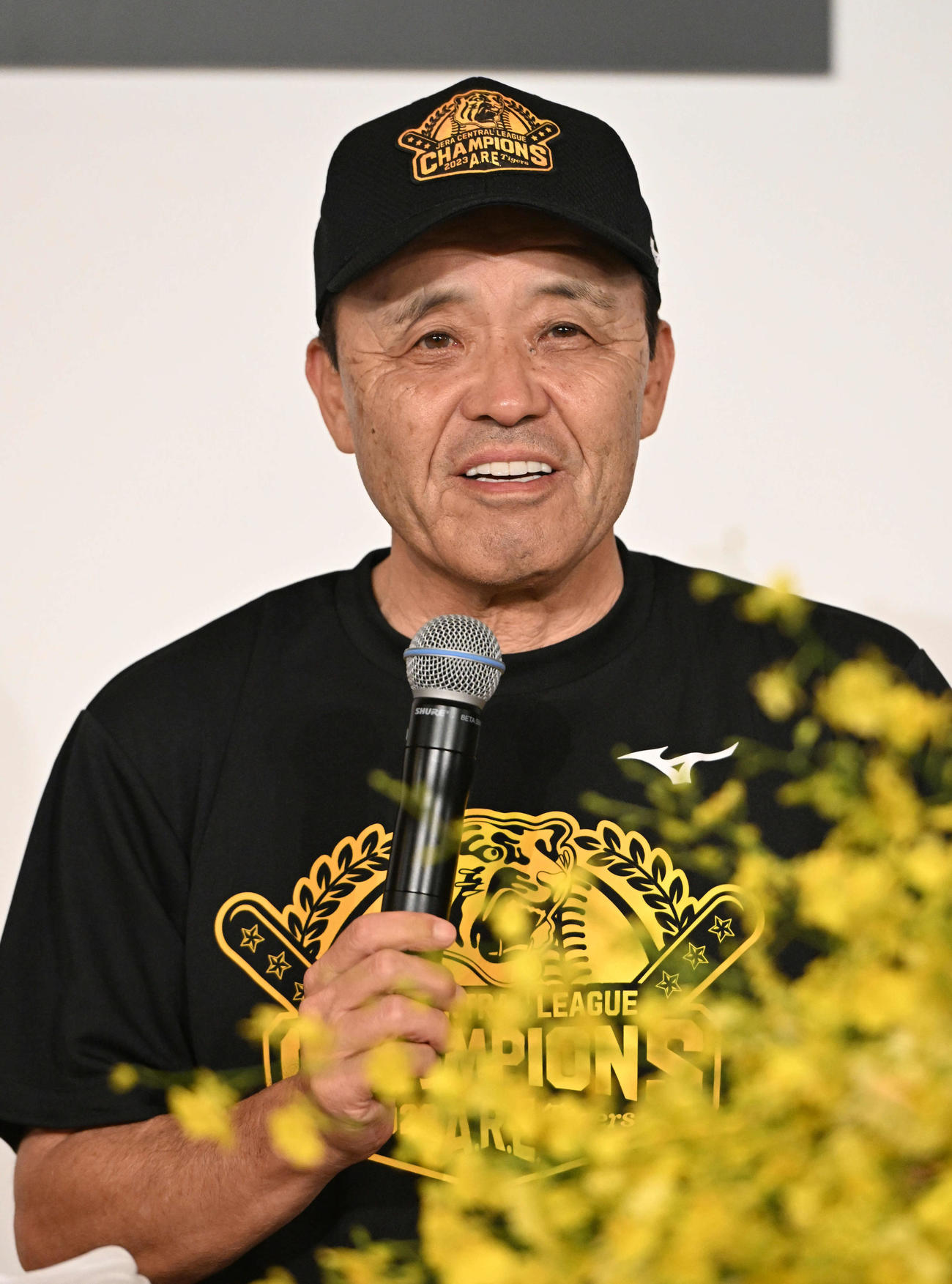 優勝記者会見で笑顔を見せる岡田監督（撮影・石井愛子）