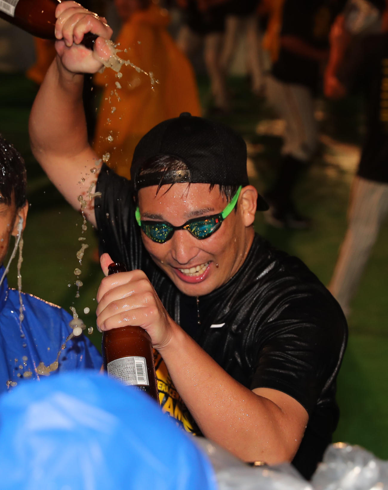 自らビールをかける岩崎（撮影・前田充）