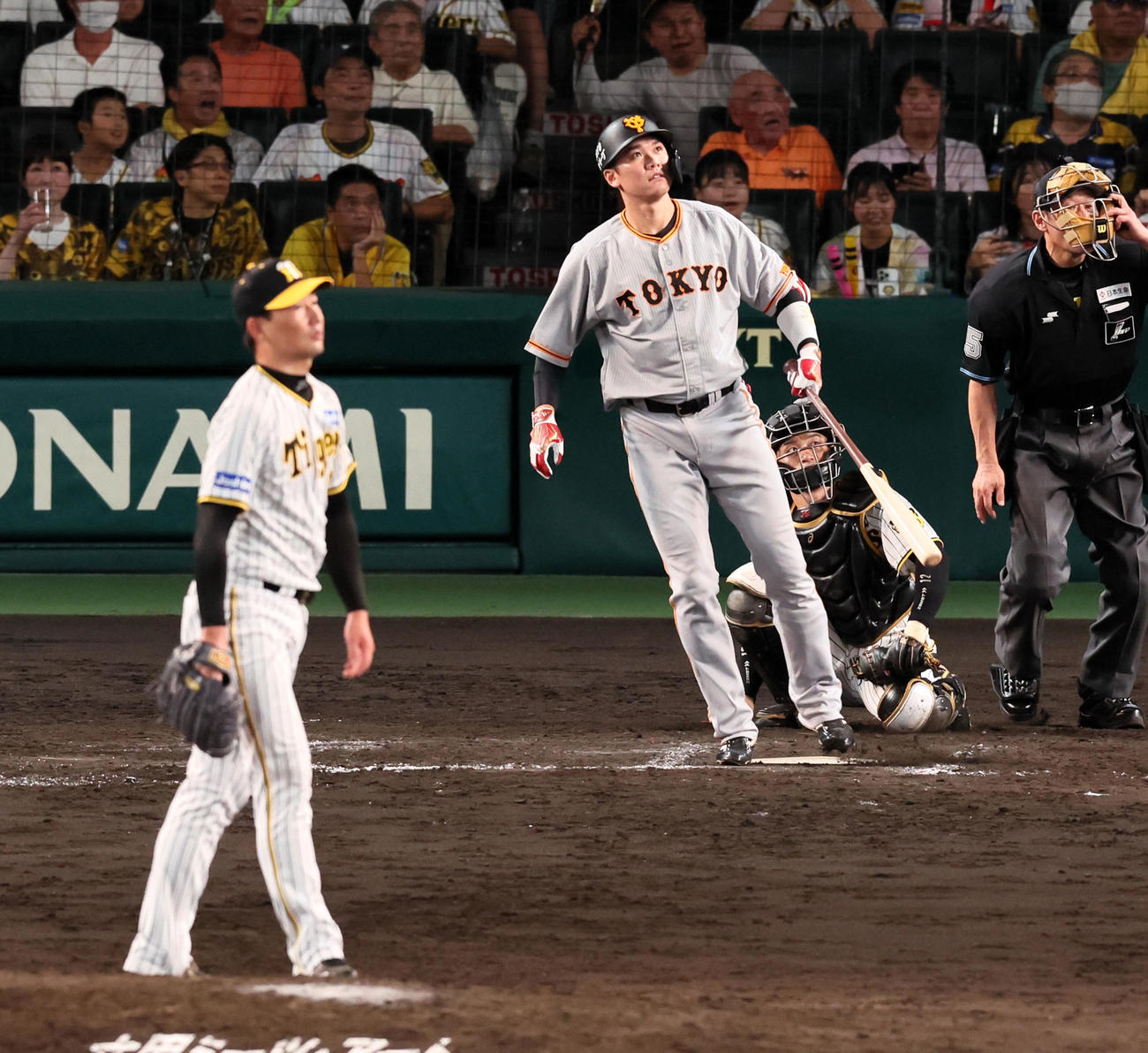 阪神対巨人　9回表巨人1死、坂本は左越えソロ本塁打を放つ。投手は岩崎（撮影・加藤哉）