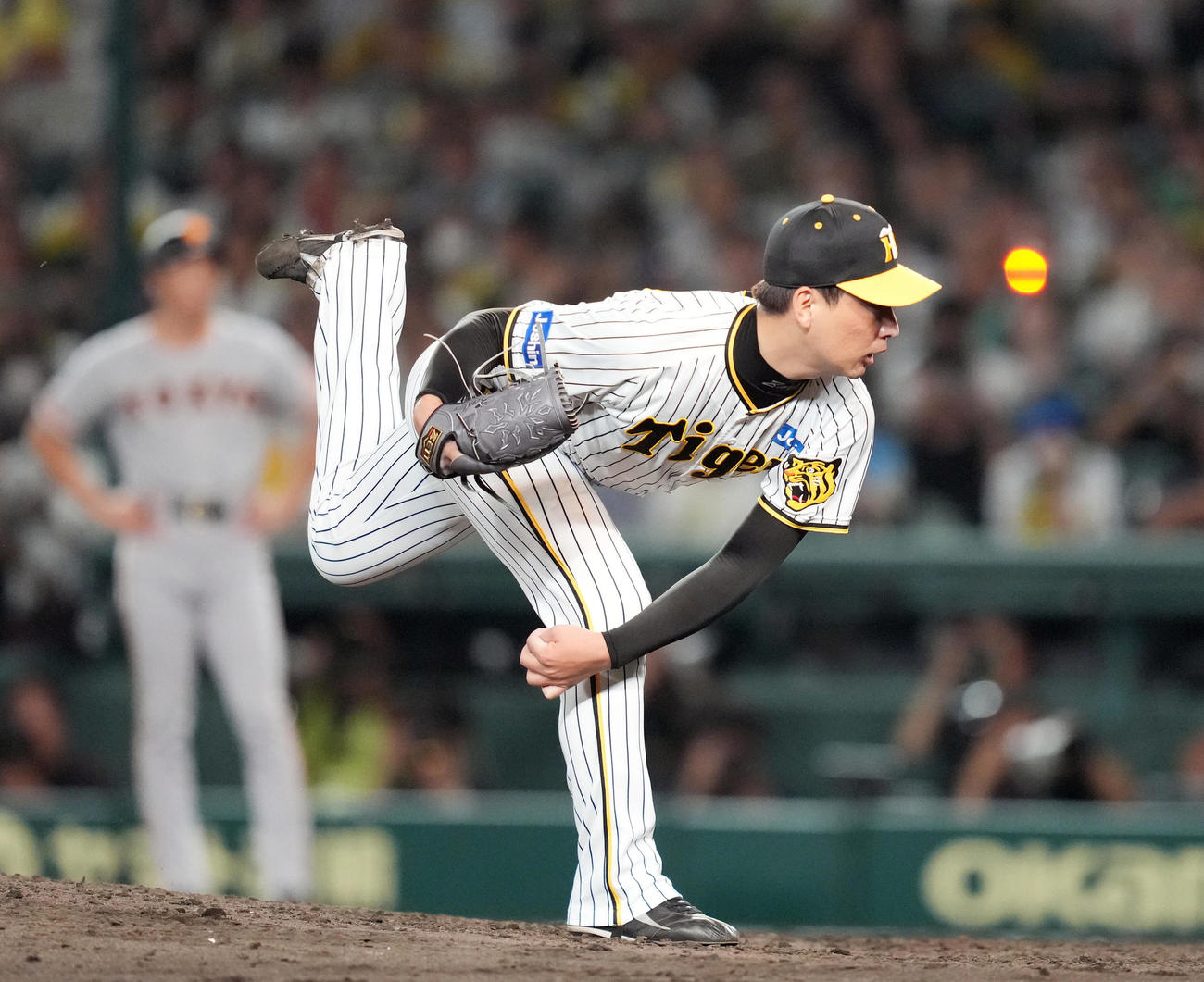阪神対巨人　9回表から登板する岩崎（撮影・狩俣裕三）