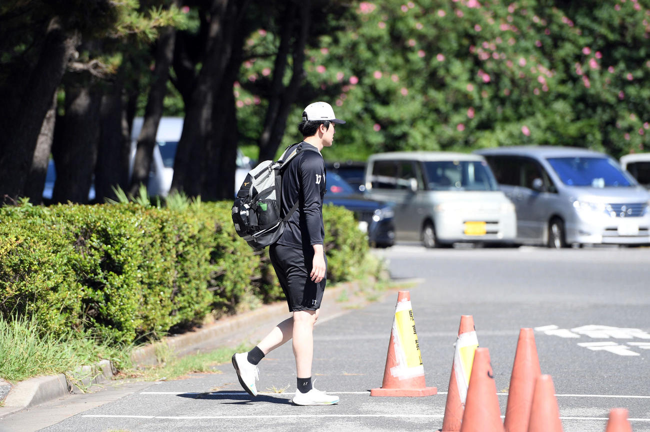 室内練習場に姿を見せ引き揚げるロッテ佐々木朗（撮影・たえ見朱実）
