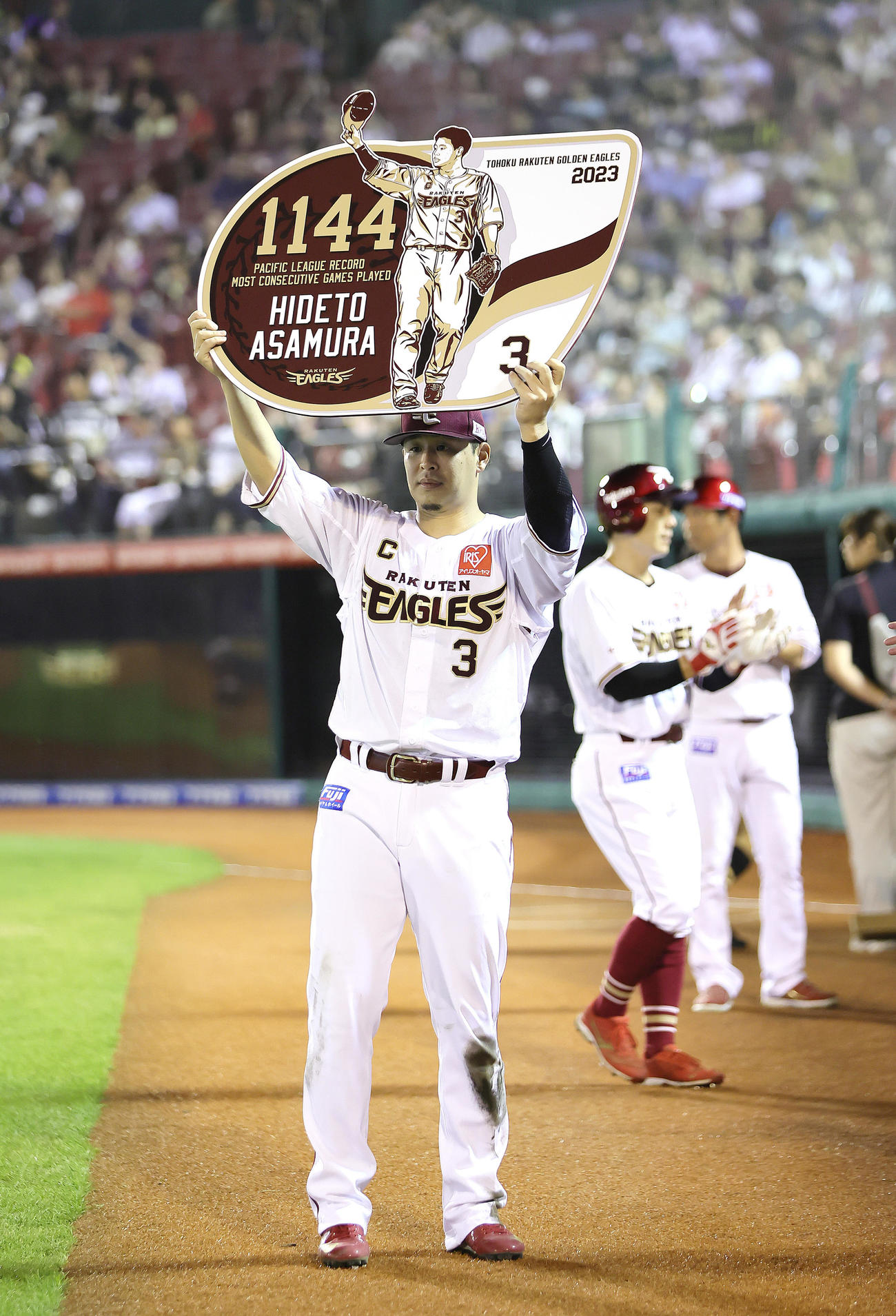 楽天対オリックス　パ・リーグ新記録となる1144試合連続出場を果たしボードを掲げる楽天浅村（撮影・足立雅史）