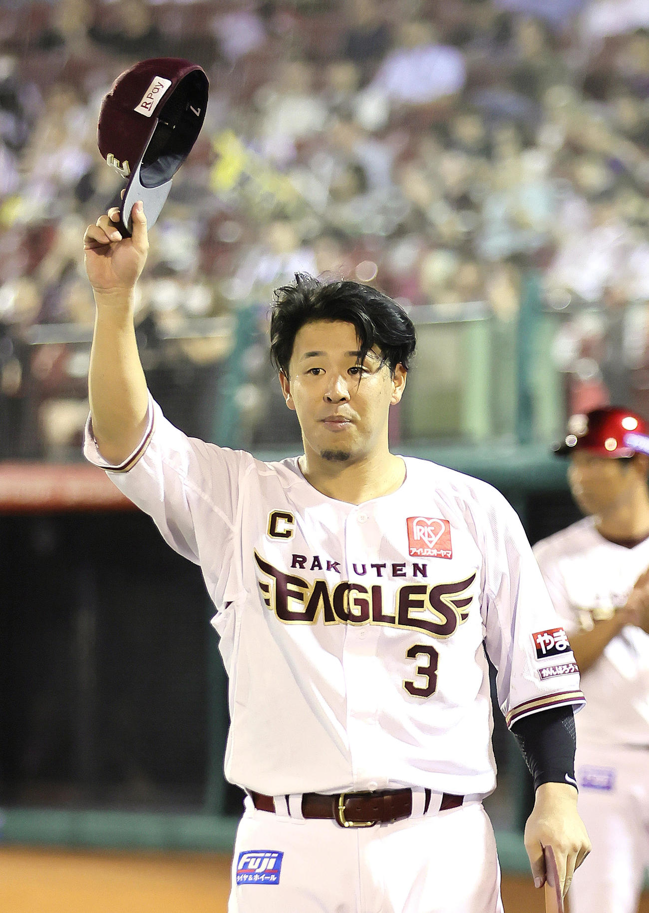 楽天対オリックスパ・リーグ新記録となる1144試合連続出場を果たしスタンドの声援に応える楽天浅村（撮影・足立雅史）
