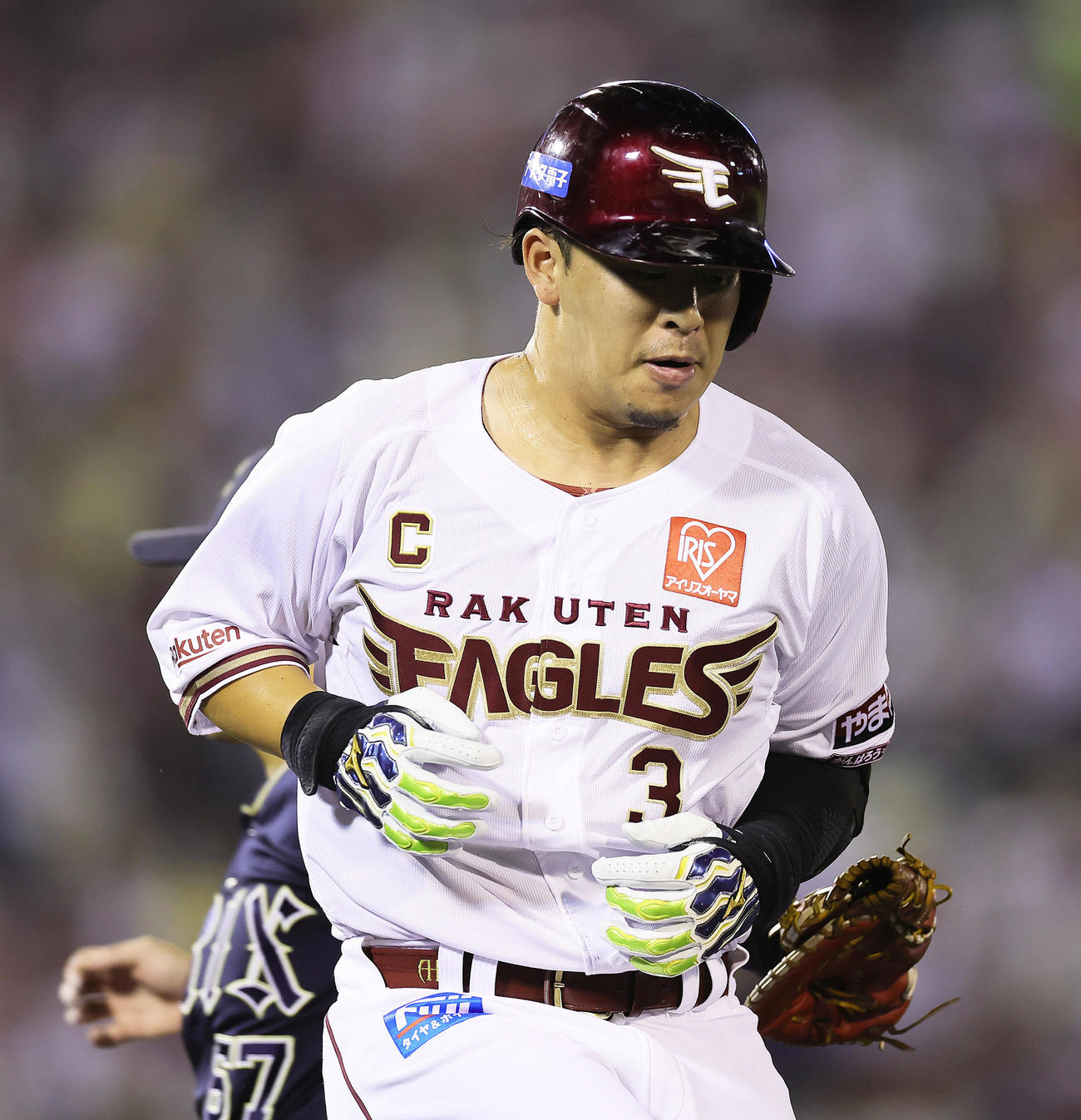 楽天対オリックス2回裏楽天無死、三塁手宗の悪送球で出塁した浅村（撮影・足立雅史）